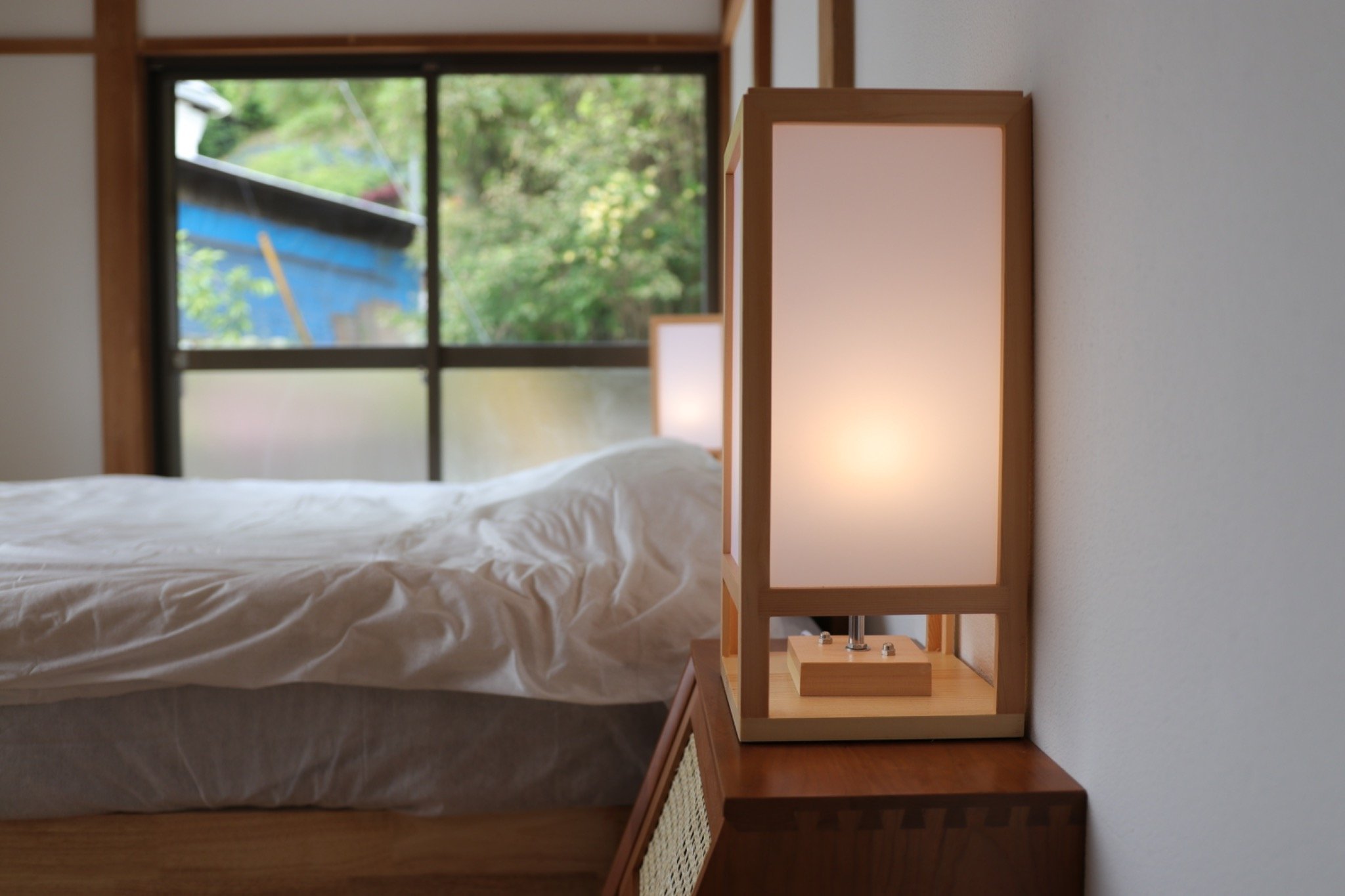 旅の疲れをやさしく癒すベッドサイドの演出