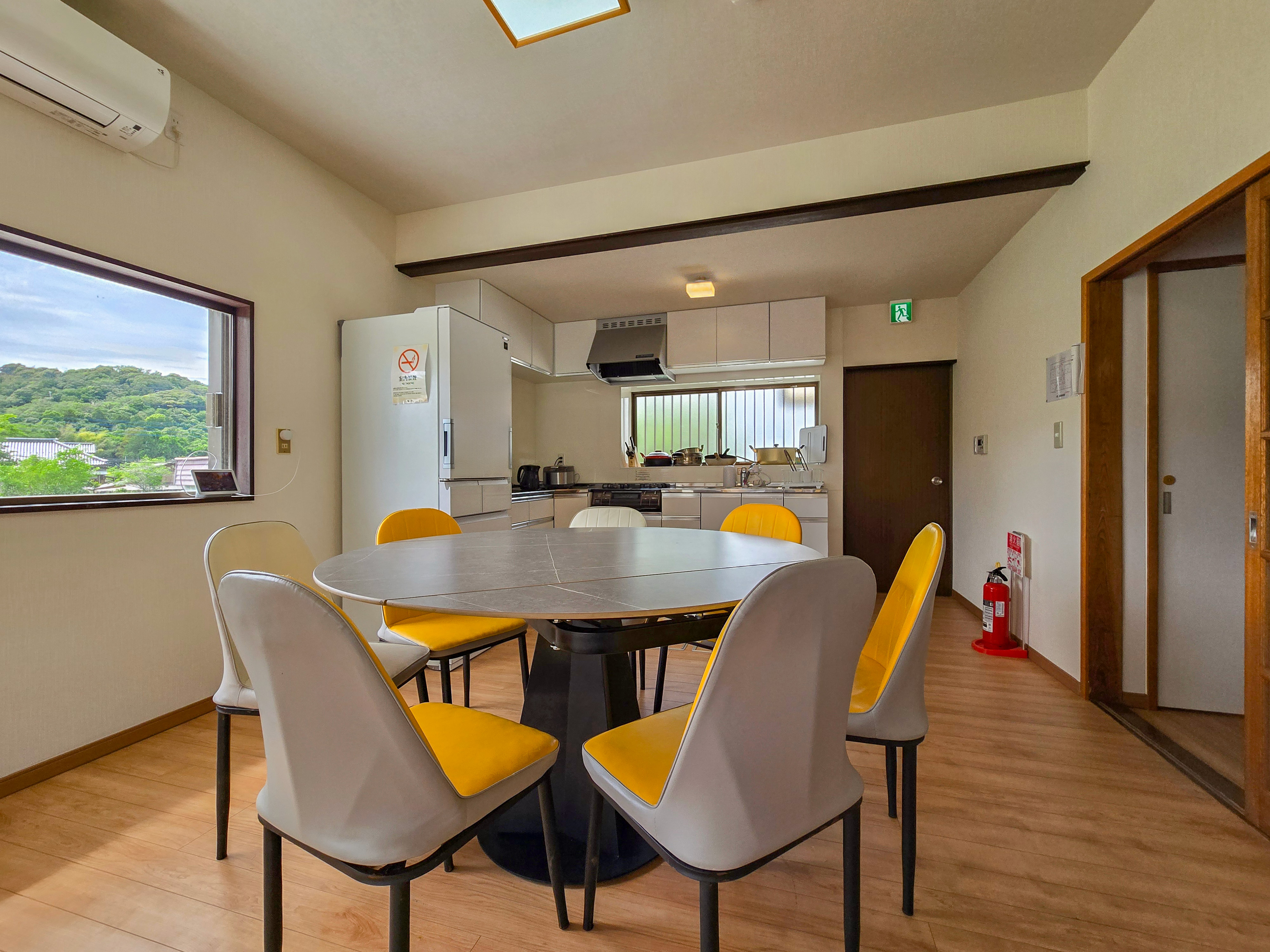 家族や友人とテーブルを囲んで、笑顔あふれるひとときを