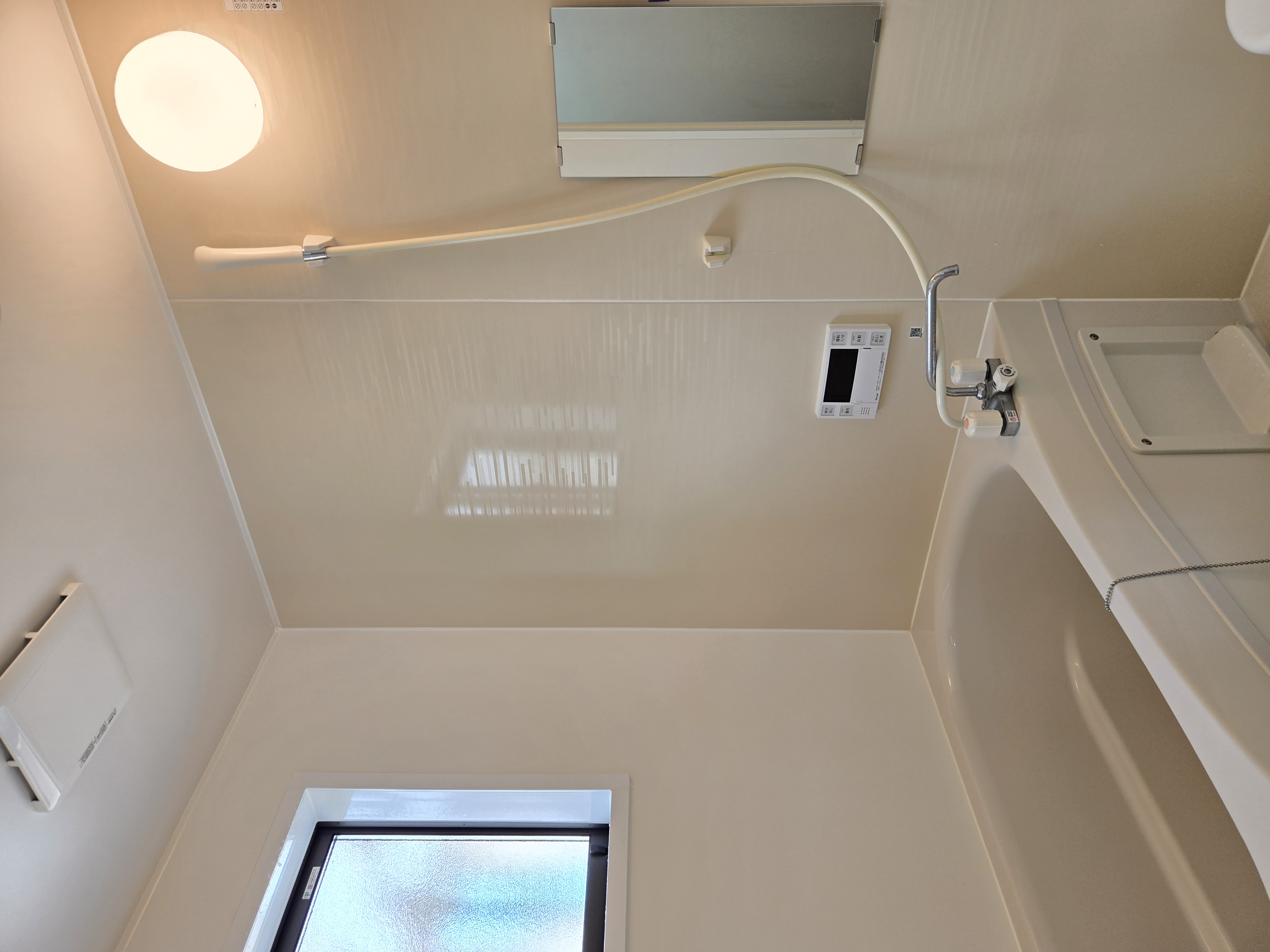 明るく清潔感あふれるバスルーム