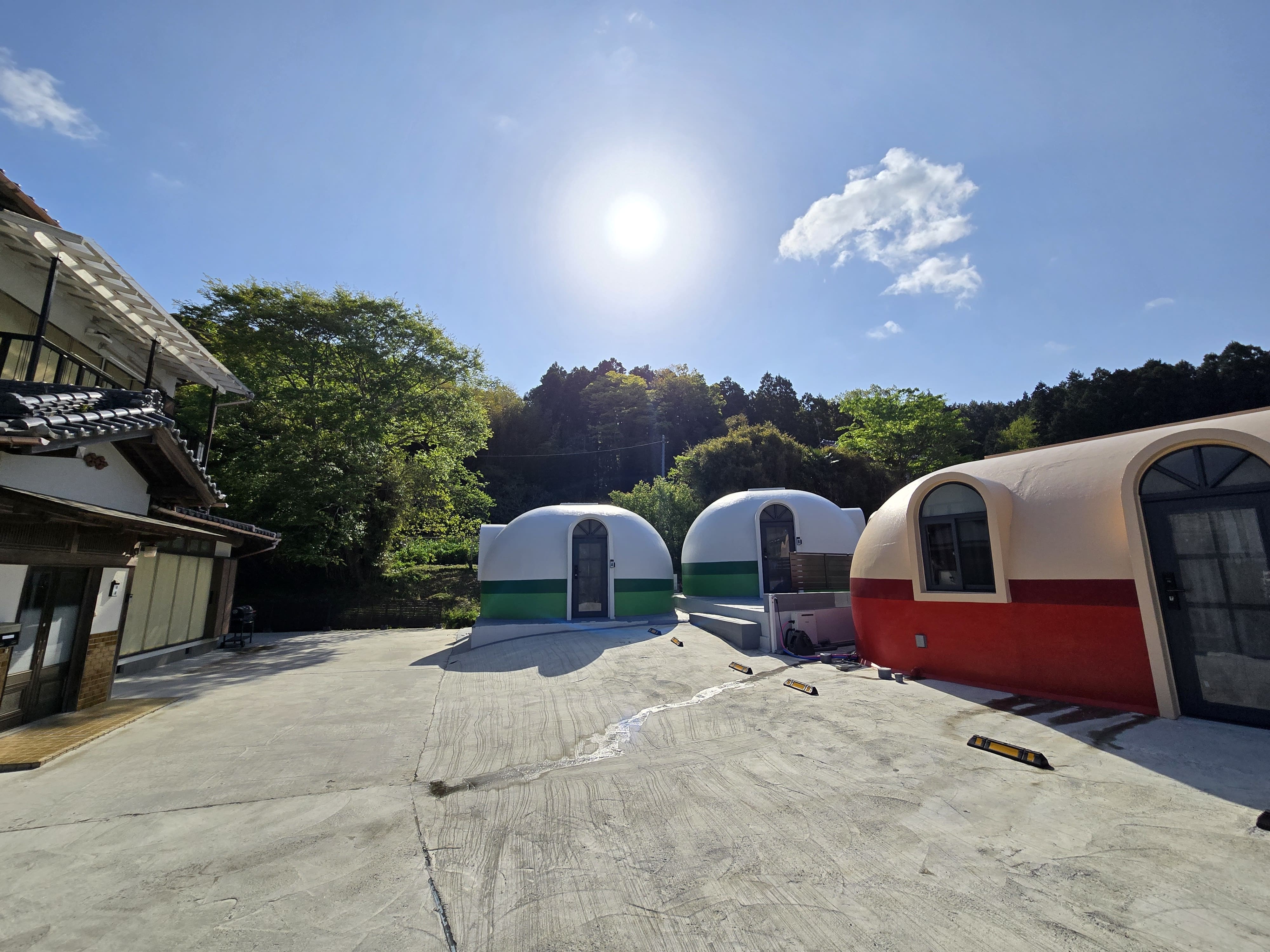 昔ながらの古民家と、カラフルなドームハウス