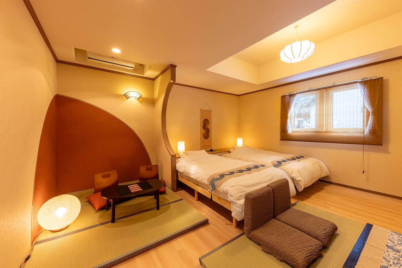 洋室ですが和テイストのお部屋で畳の部分がありますのでゆっくりくつろげます。
