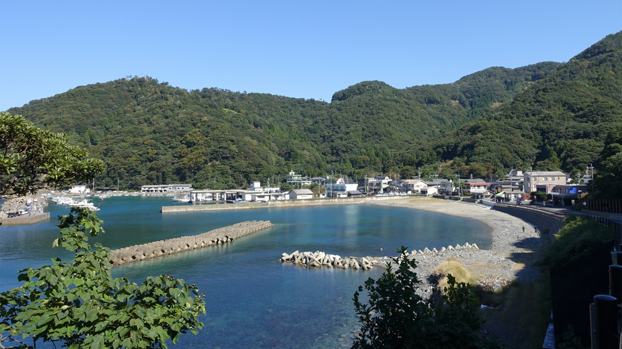 ・【周辺】海水浴場まで徒歩約1分！チェックイン前に脱衣所をお使いいただけます（朝8時以降）