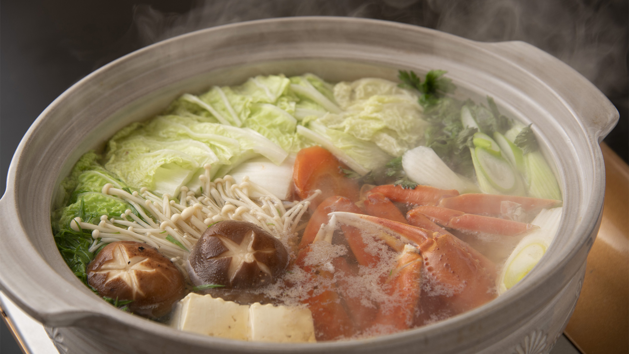 ・【夕食一例/カニ鍋】みんなで鍋を囲んで過ごす、旬を堪能する至福のひと時