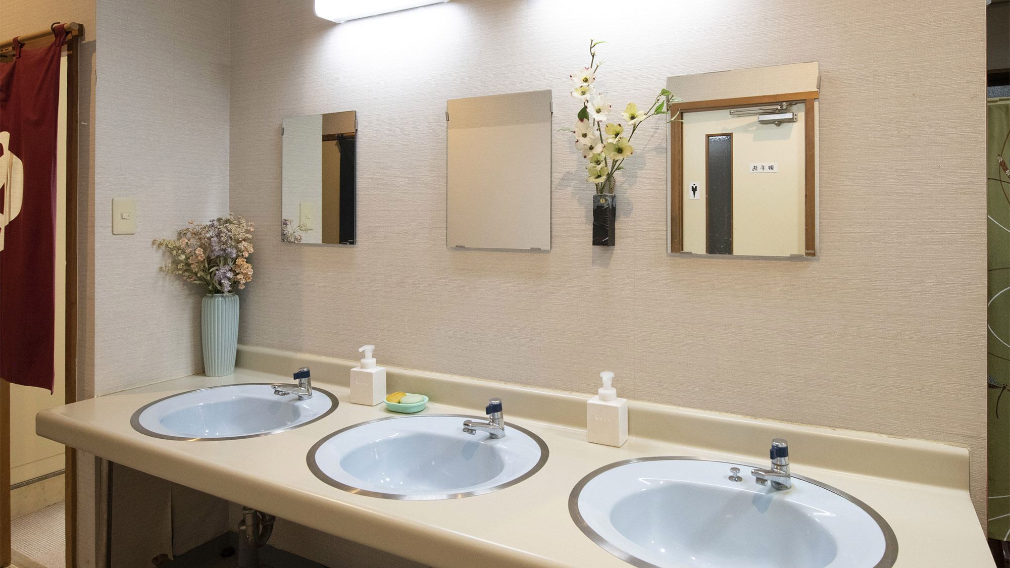 ・【脱衣洗面所】並んで使える洗面台があり、身支度も快適です