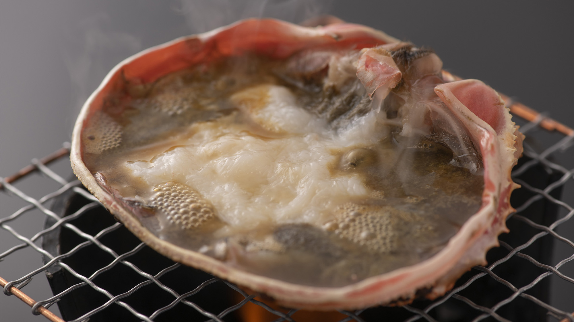 ・【夕食一例】凝縮した旨みのカニ味噌がとろける贅沢な「カニ甲羅焼き」