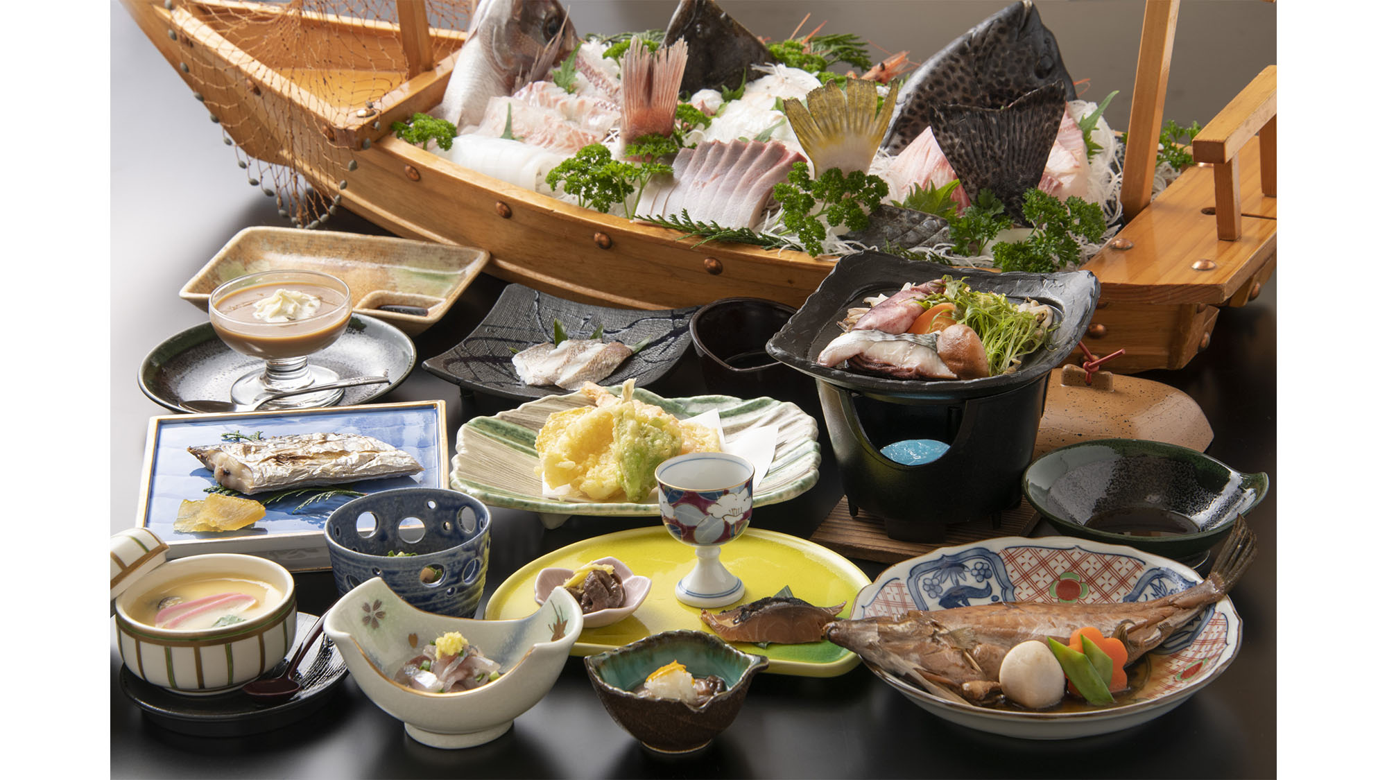 ・【夕食一例/船盛付き海鮮コース】新鮮な海の幸をメインとした自慢の料理を存分にご堪能ください