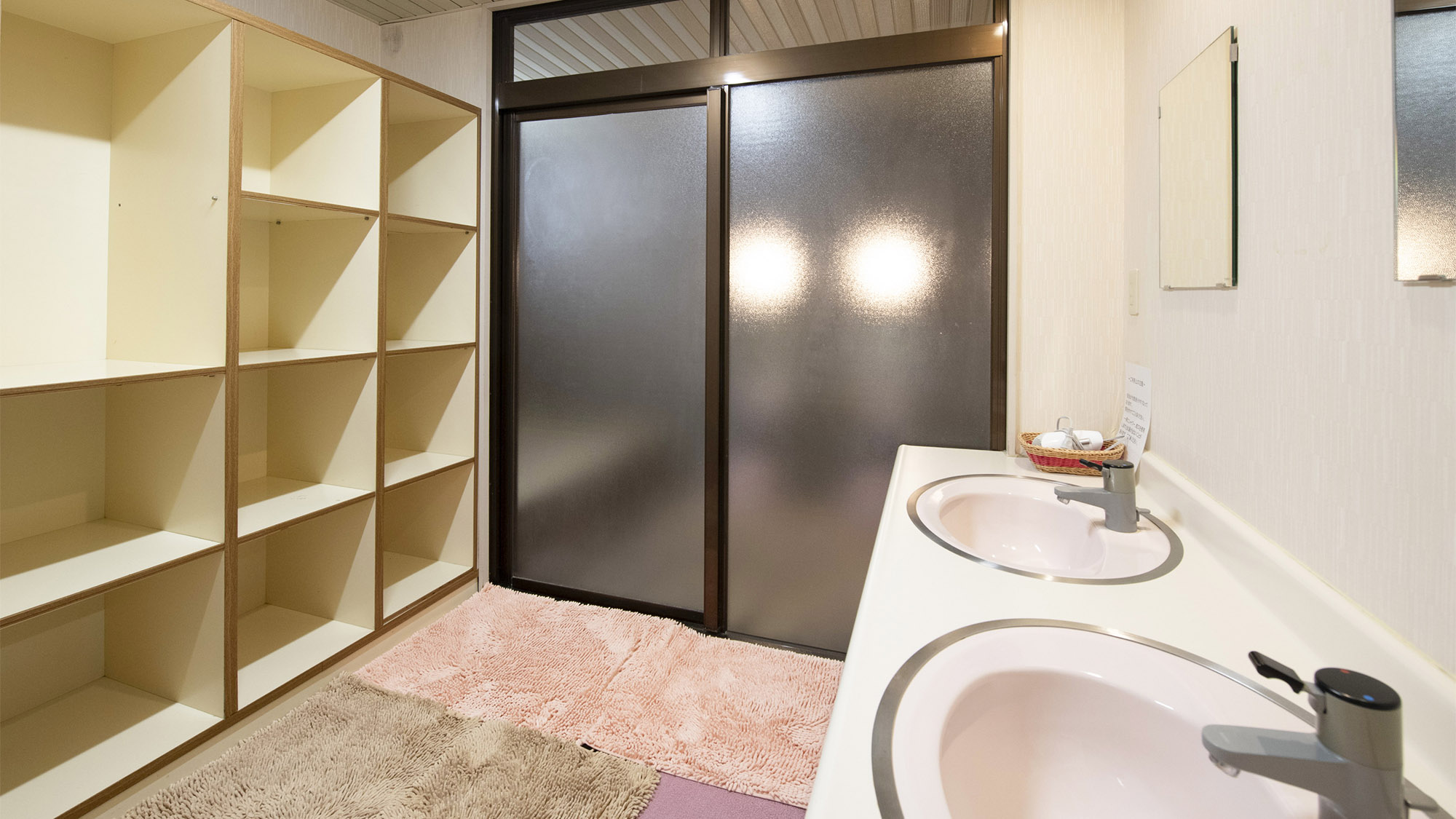 ・【脱衣洗面所】広々として清潔感があり、身支度しやすい空間です