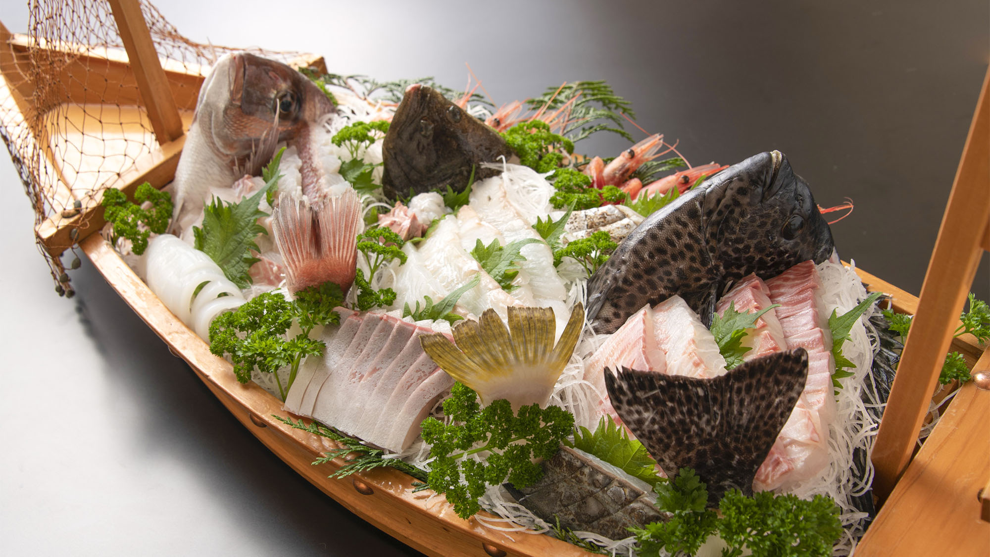 ・【夕食一例】定置網で獲ってきたとても新鮮な魚をお得にご提供しています