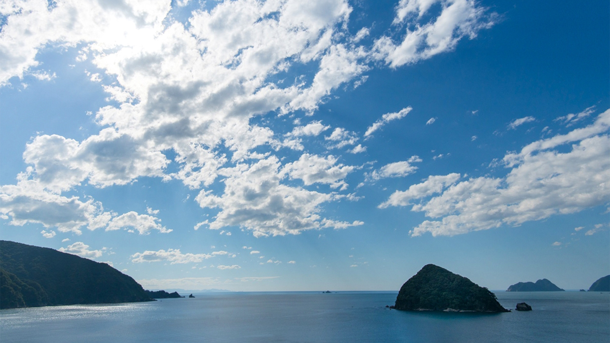 ・【周辺】世久見のシンボル・烏辺島（うべじま）。世久見湾の中央に浮かぶ無人島です