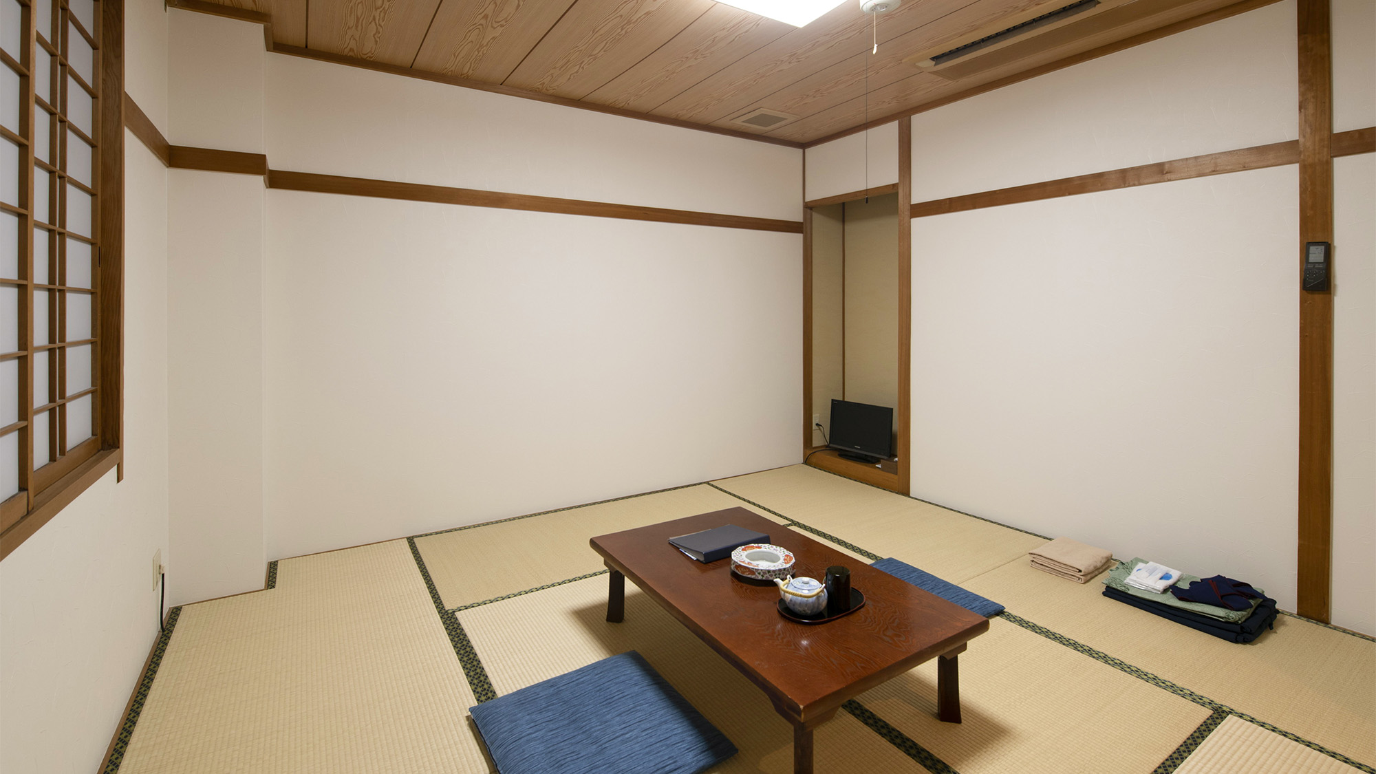 ・【和室】家族やグループでもゆったり寛げる広々とした和室です