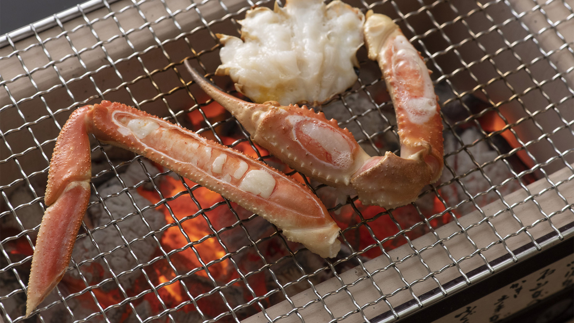 ・【夕食一例】炙るほど甘みが増す「焼きガニ」。香ばしさ広がる冬の贅沢です