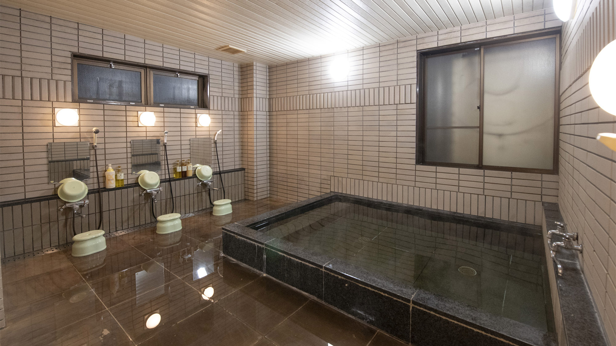 ・【浴室】贅沢な大理石のお風呂です。足を伸ばして身体の疲れをお取りください