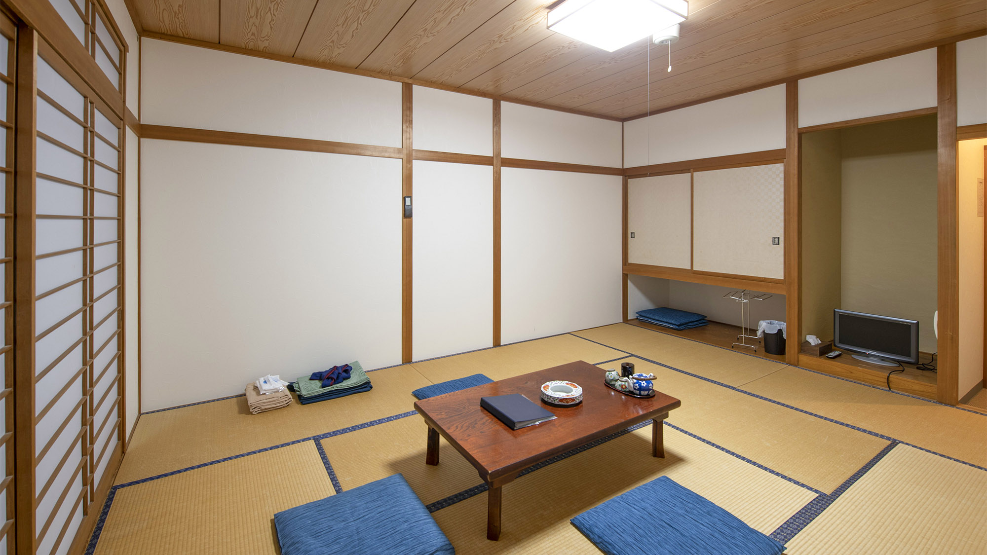 ・【和室】世久見湾を一望する和風客室で、癒やしのひと時をお楽しみください