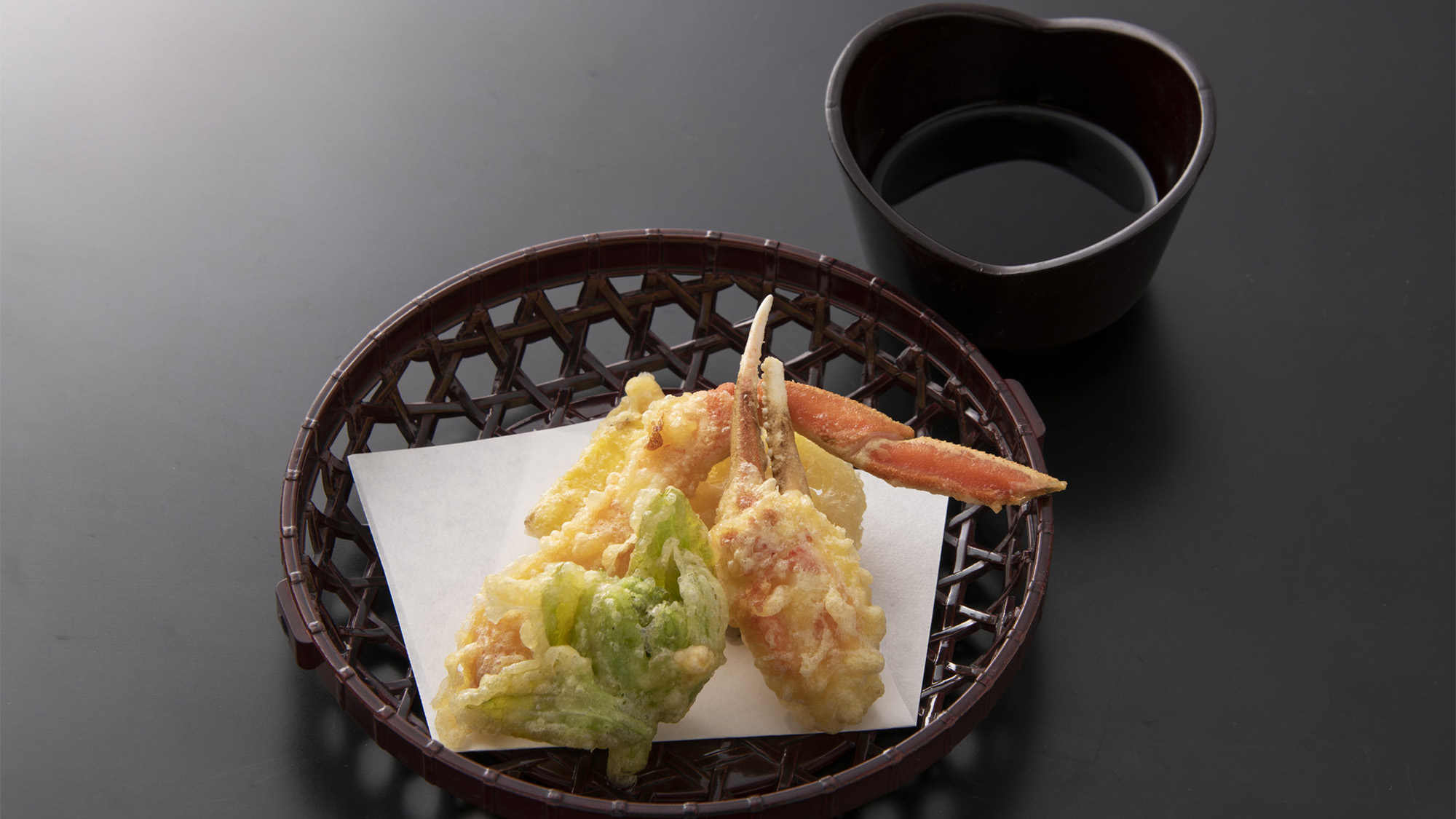 ・【夕食一例】カニの甘さが引き立つ天ぷらは、冬のごちそうを味わう一品です