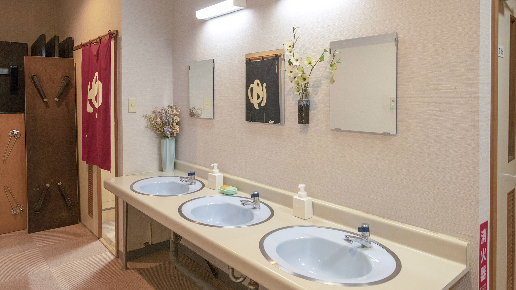 ・【脱衣洗面所】男湯は洗い場が5つ、女湯は洗い場が3つございます