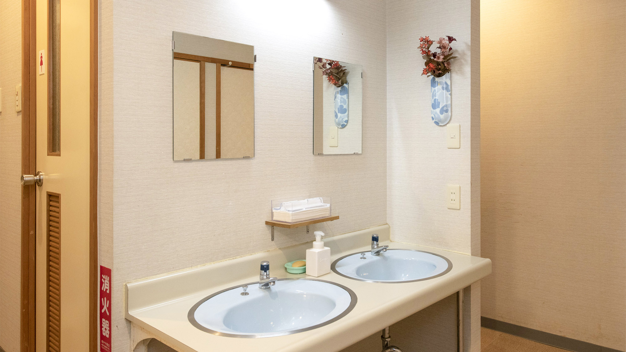 ・【洗面所】全室、お風呂・トイレは共用（男女別）です