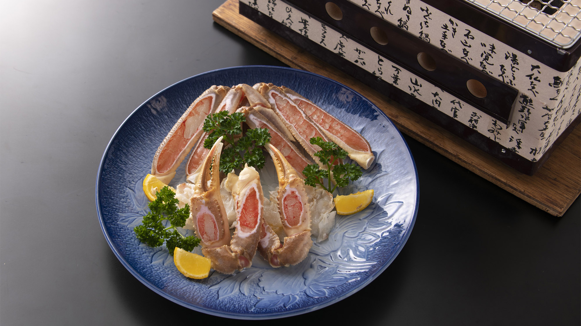 ・【夕食一例】じゅわっと広がる濃厚な旨みがたまらない「焼きガニ」を存分にどうぞ