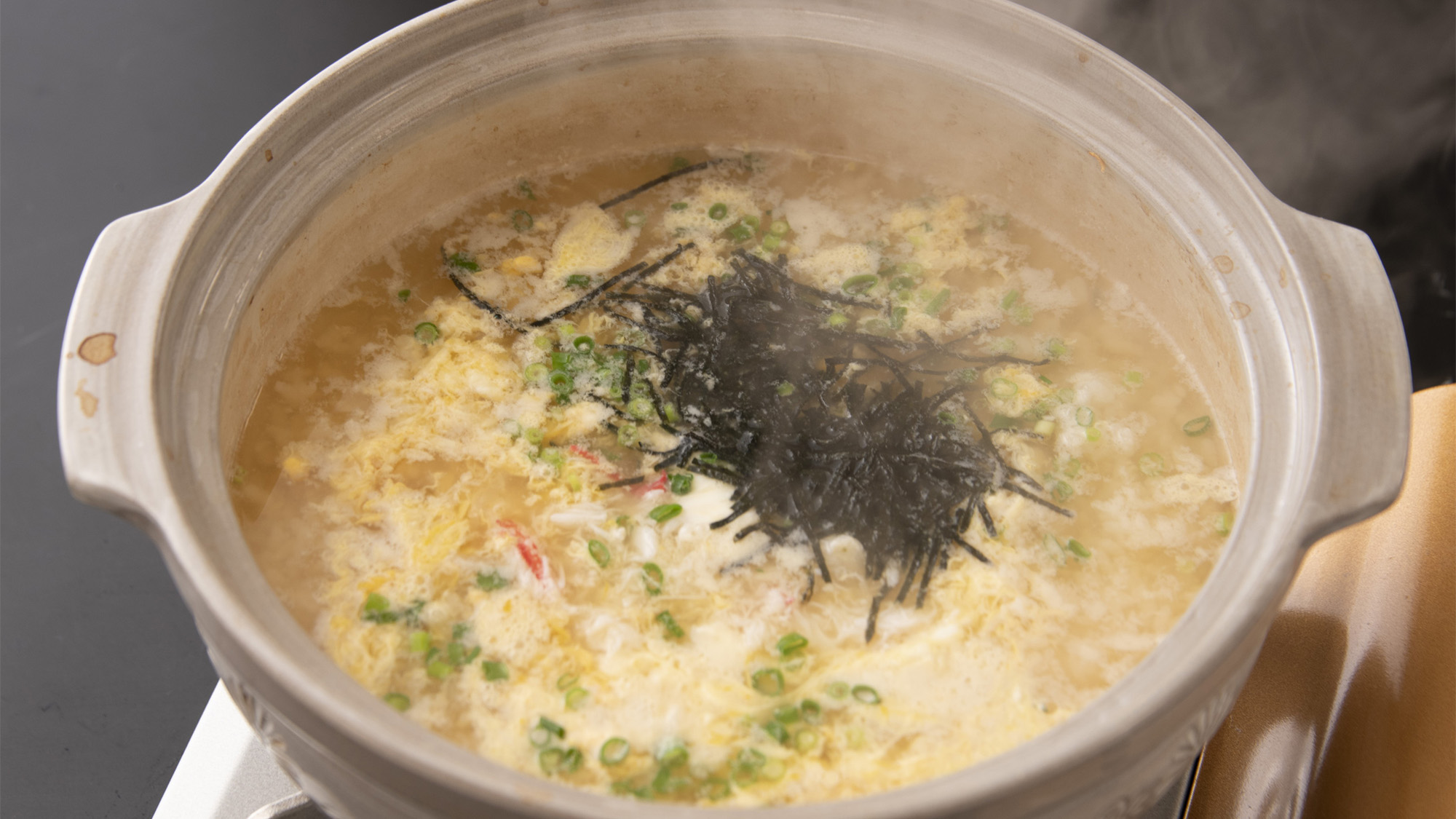 ・【夕食一例/鍋】鍋の締めには、食材のダシをたっぷり吸った雑炊をお楽しみください