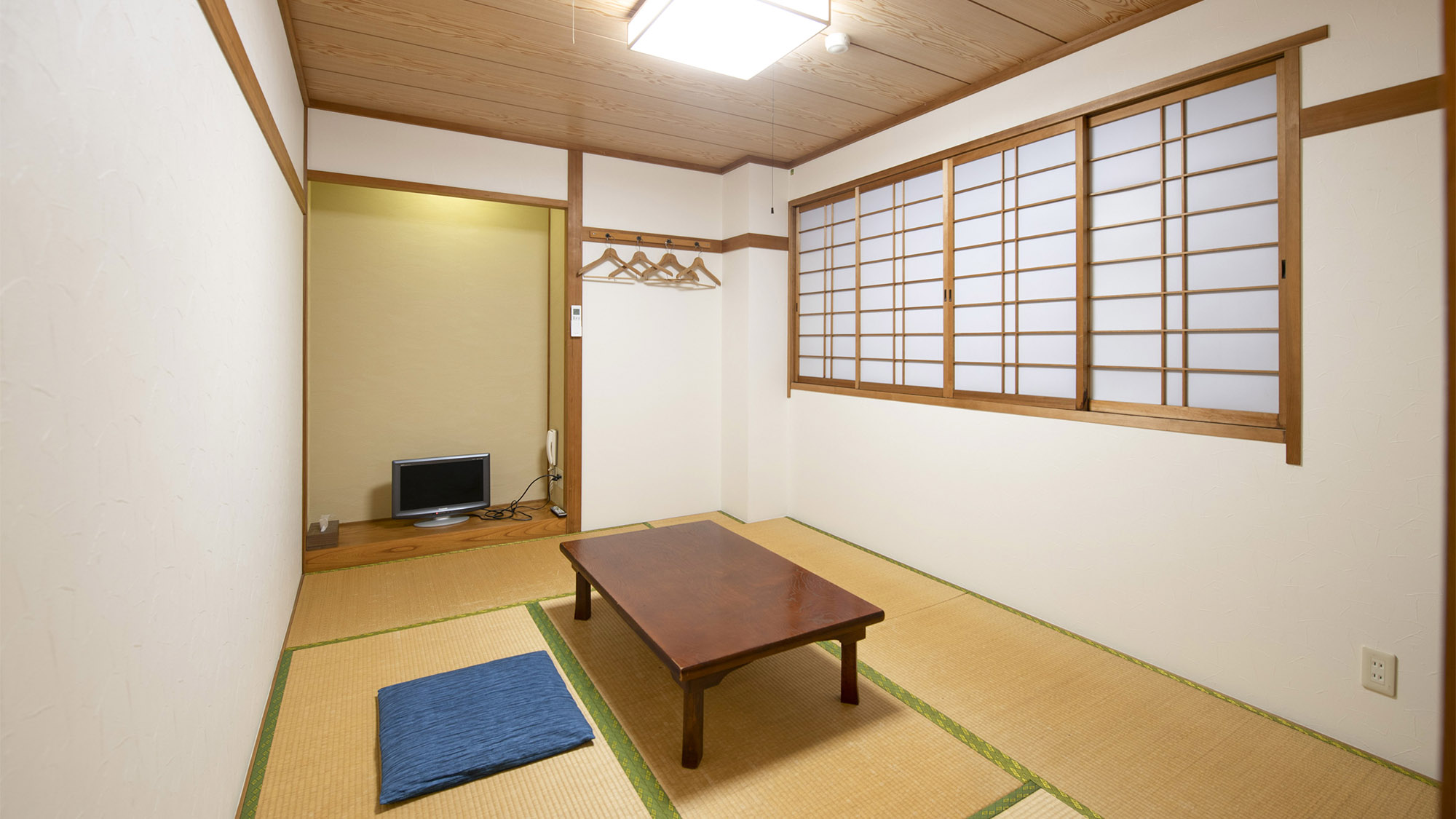 ・【和室】窓の向こうは若狭のやさしい海。波音とともに家族の思い出づくり