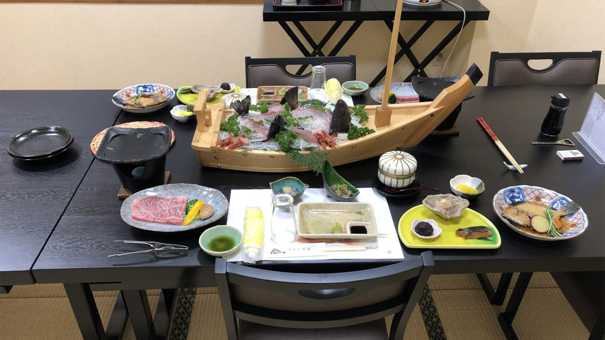 ・【夕食一例/若狭牛＆船盛付き海鮮コース】若狭牛、新鮮な海の幸、煮付けなど贅沢な内容です