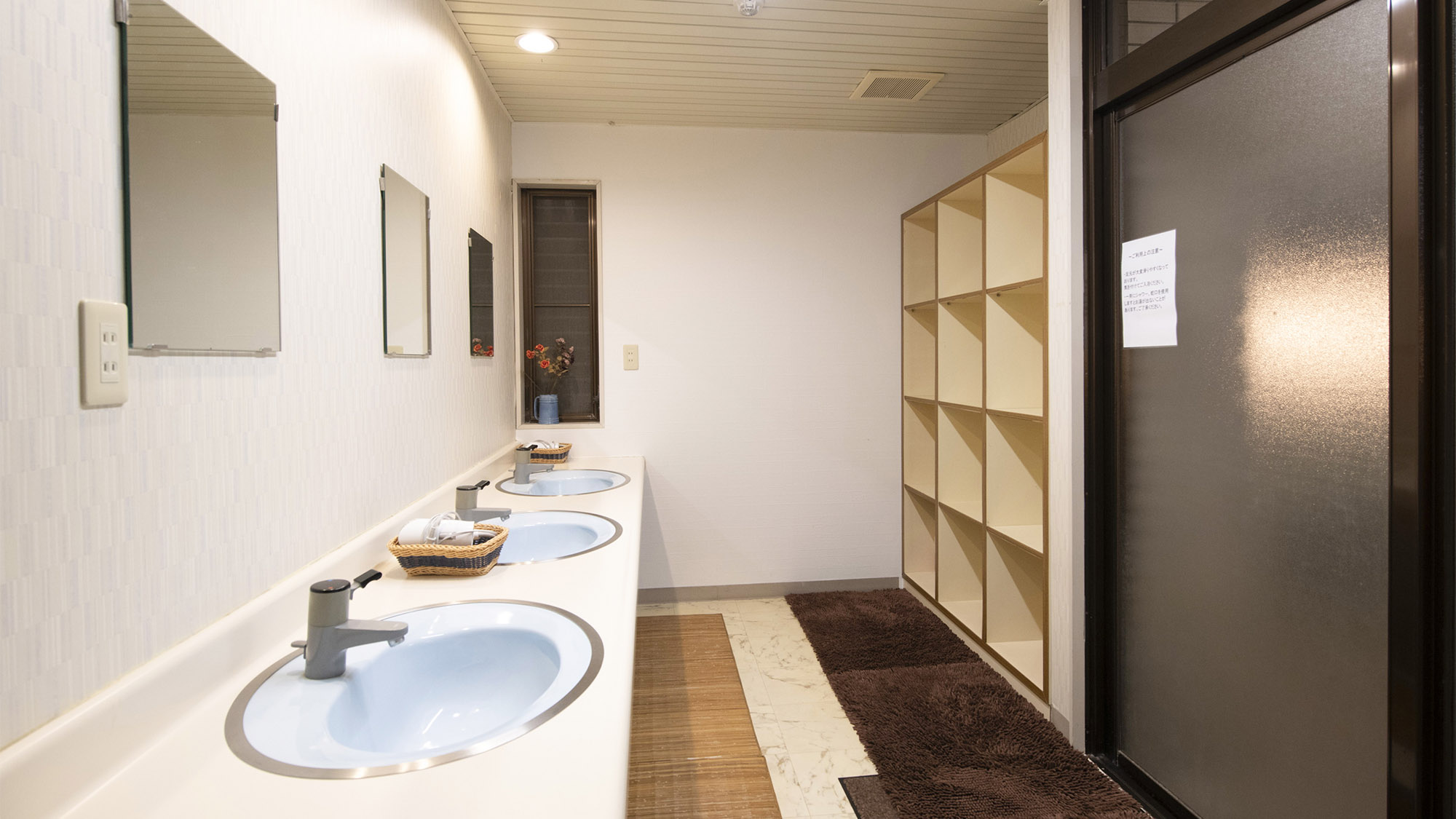 ・【脱衣洗面所】洗面台横にドライヤーがございます