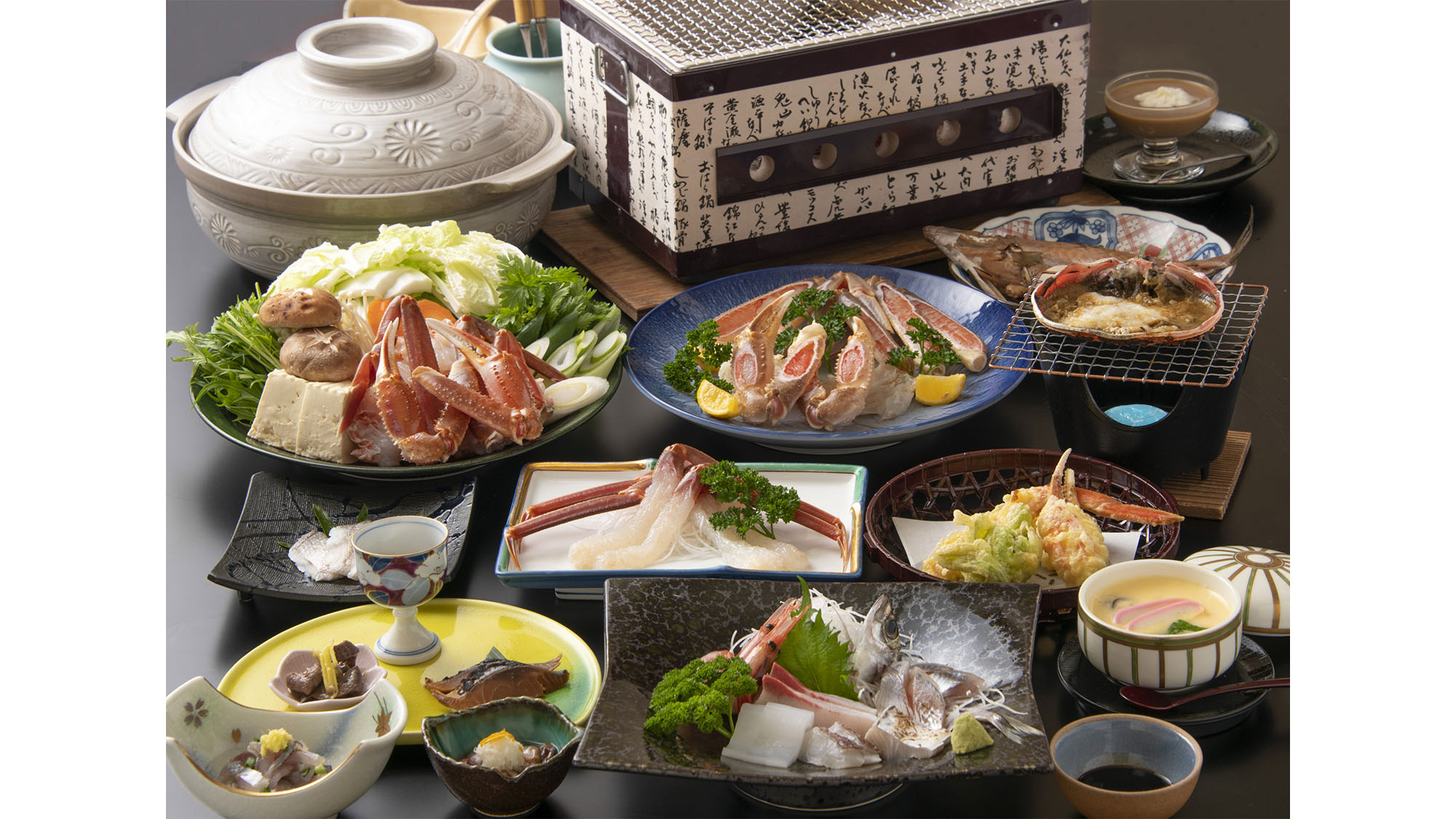 ・【夕食一例/かにコース】活ガニ使用の贅沢コース。カニ刺しや甲羅焼きも楽しめます