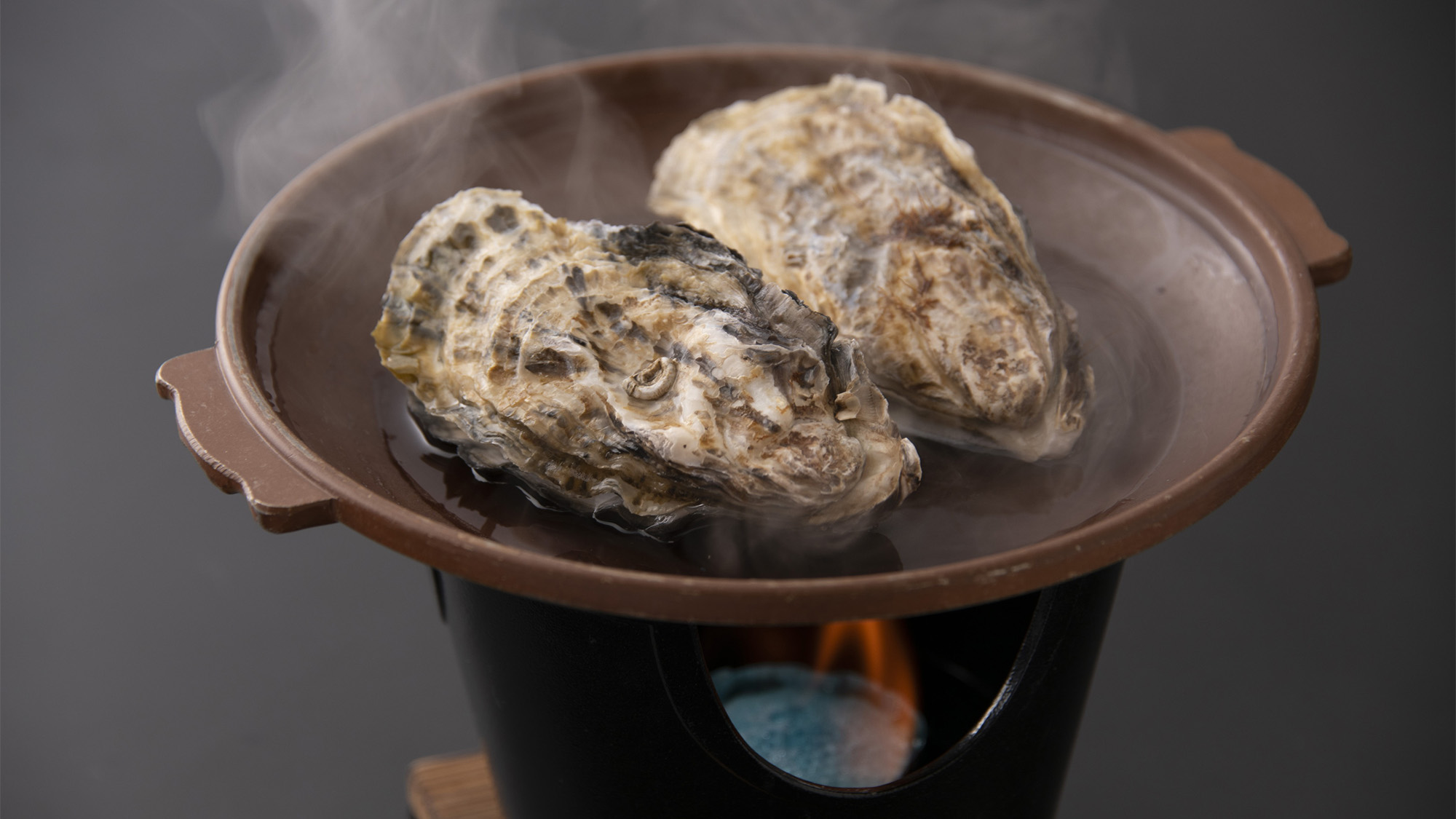・【夕食一例】海の旨みを閉じ込めた、その場でふっくらと調理する「蒸し牡蠣」