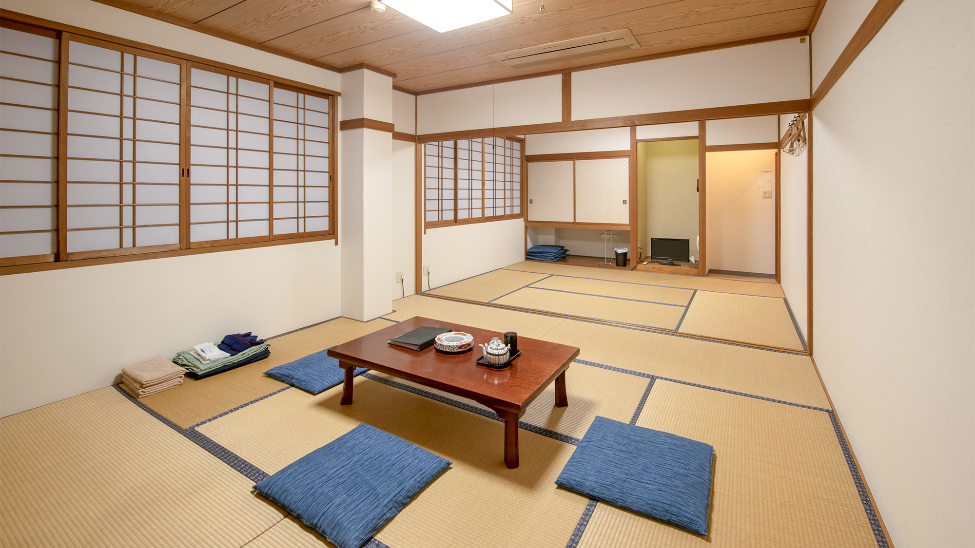 ・【和室】畳の上でごろんと横になり、足を伸ばしてゆったりおくつろぎください