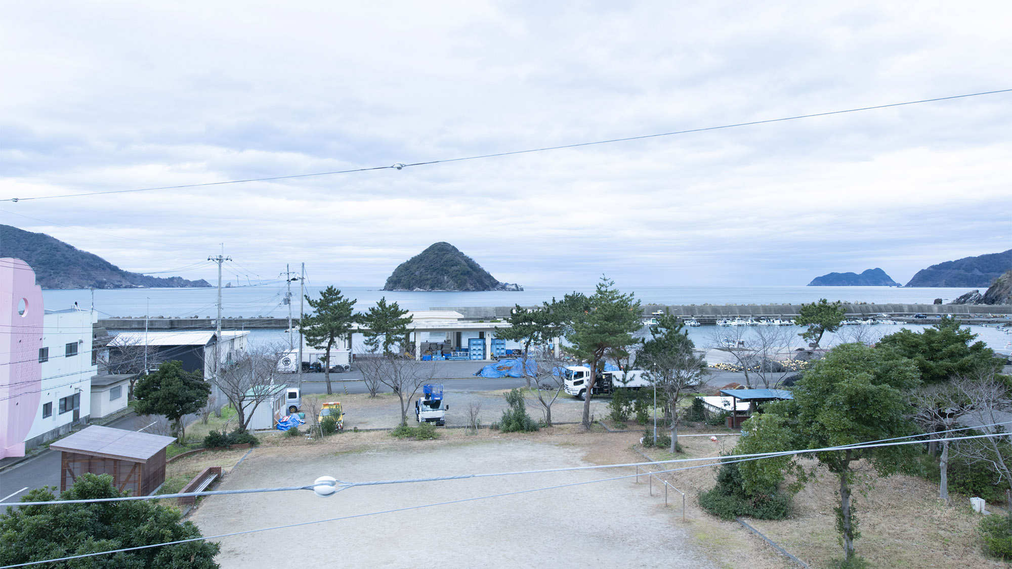 ・【周辺】シーズンにはたくさんの人が海水浴やスノーケリングに訪れます