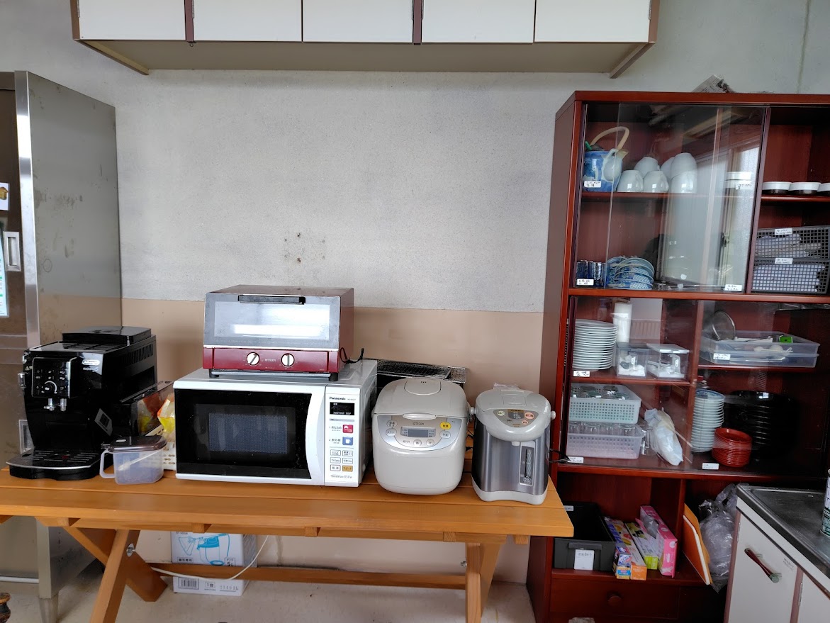 調理器具や食器、トースター、電子レンジ、コーヒーマシンなどご自由にどうぞ。