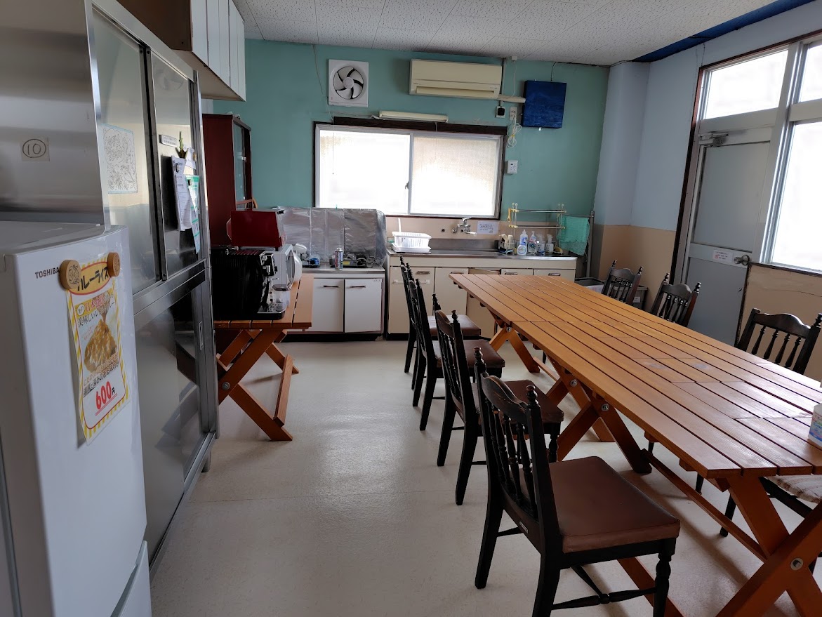 自炊ができるキッチン。 調理器具や食器、トースター、電子レンジなど揃ってます。