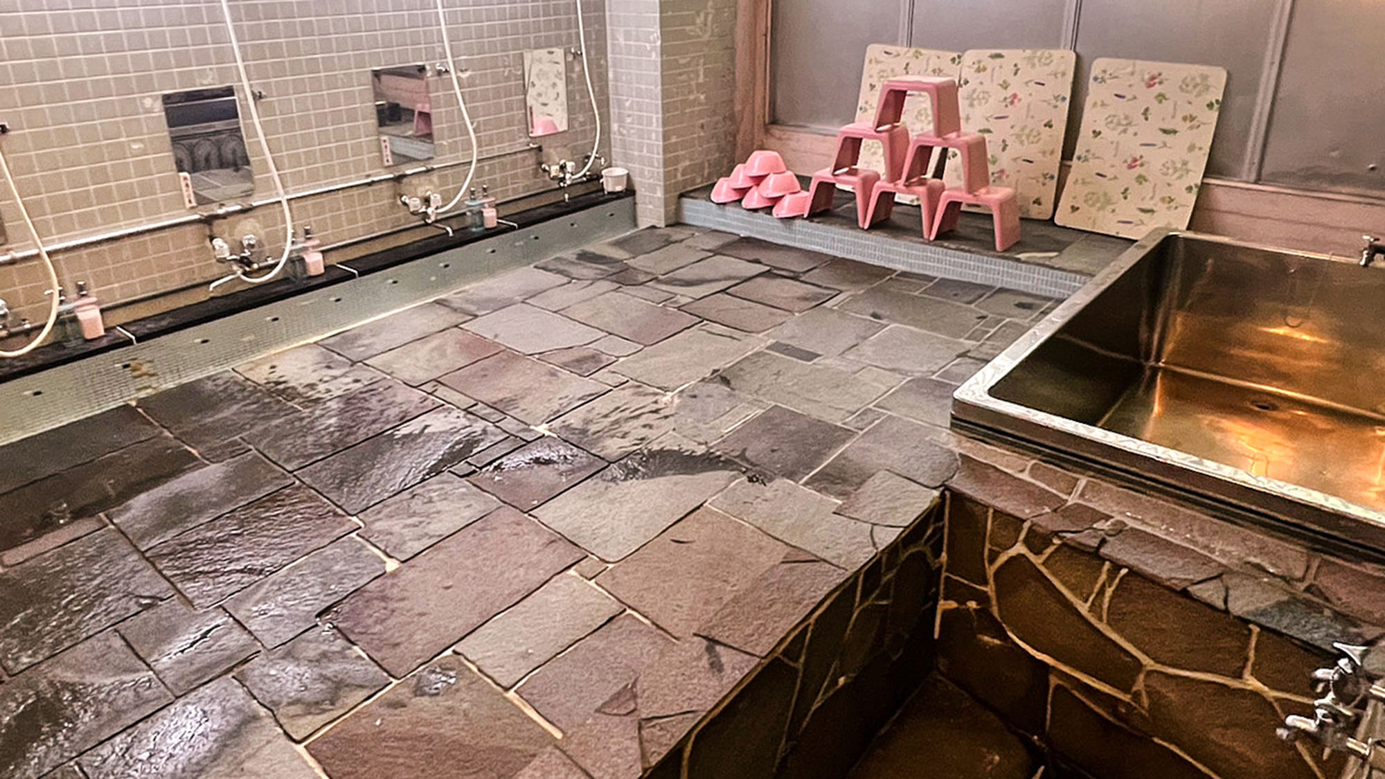 ・【大浴場】リンスインシャンプー、ボディソープを完備しております