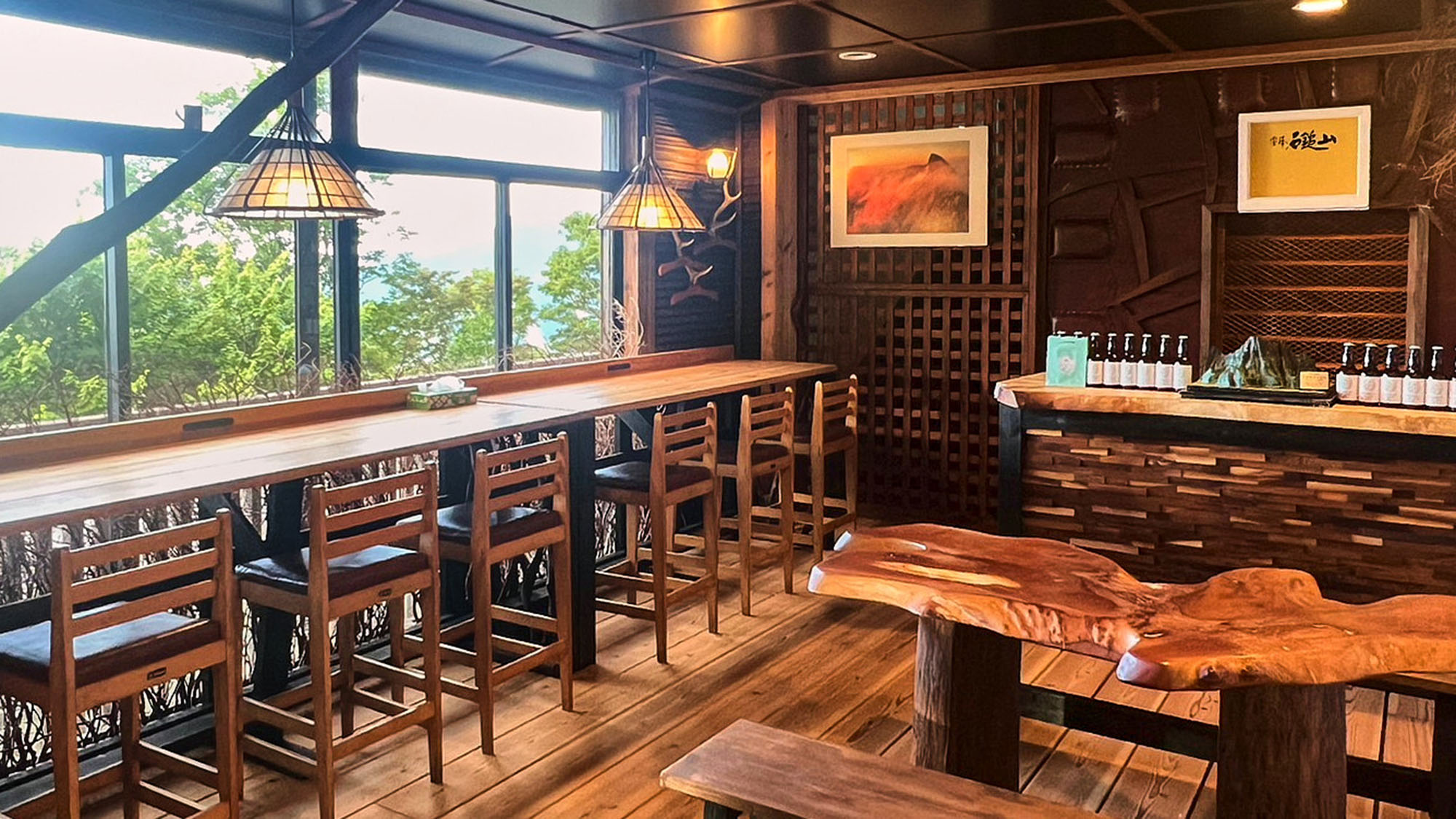 ・【ロビー】木の温もりを感じる空間。窓の向こうには壮大な山の風景が広がります