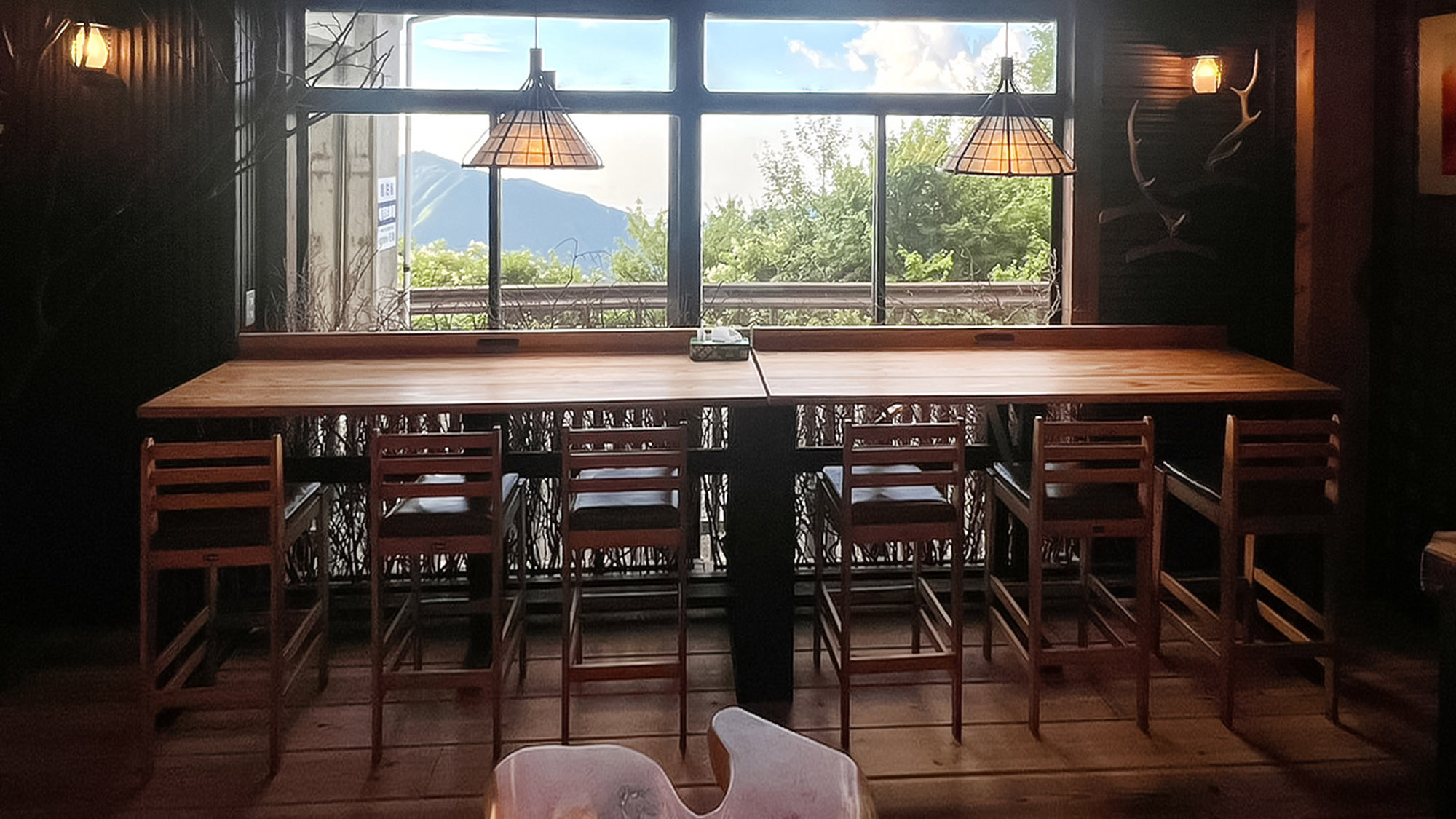 ・【ロビー】椅子に座って風景を眺めながらゆったりお寛ぎください