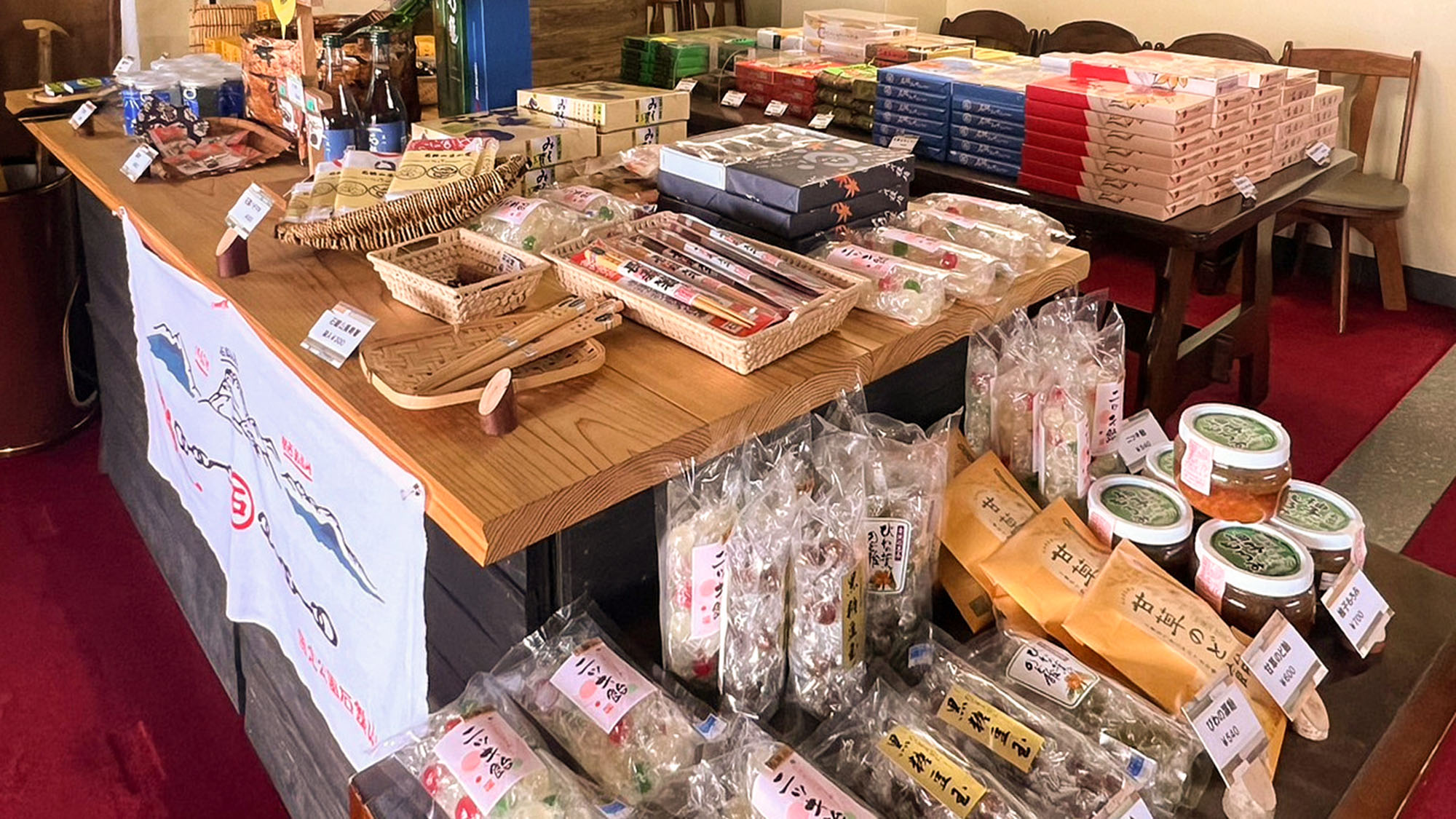 ・【売店】素朴な郷土菓子や工芸品等、懐かしさを感じさせるお土産を取り揃えております