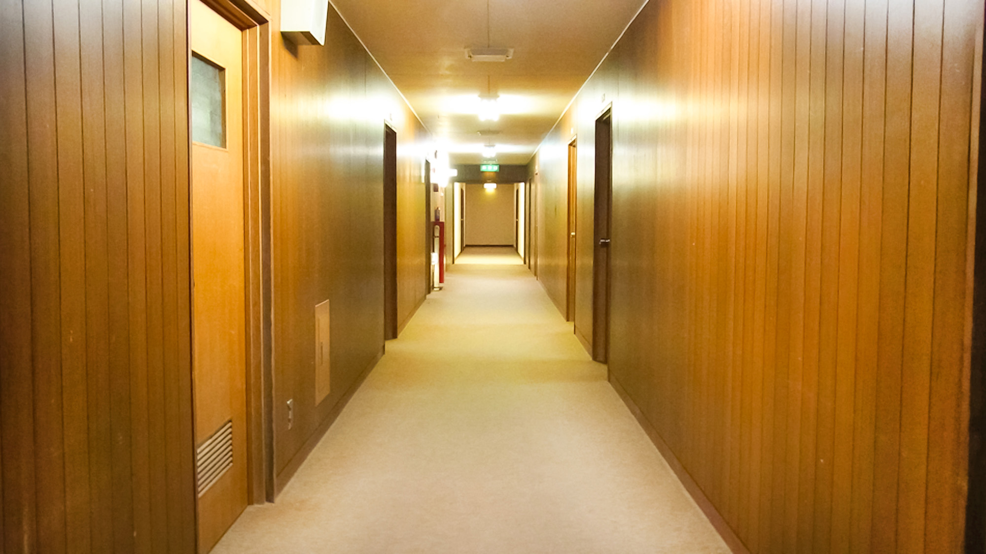 ・【廊下】古い建物ですが暖色系の照明が温かみのある雰囲気を演出