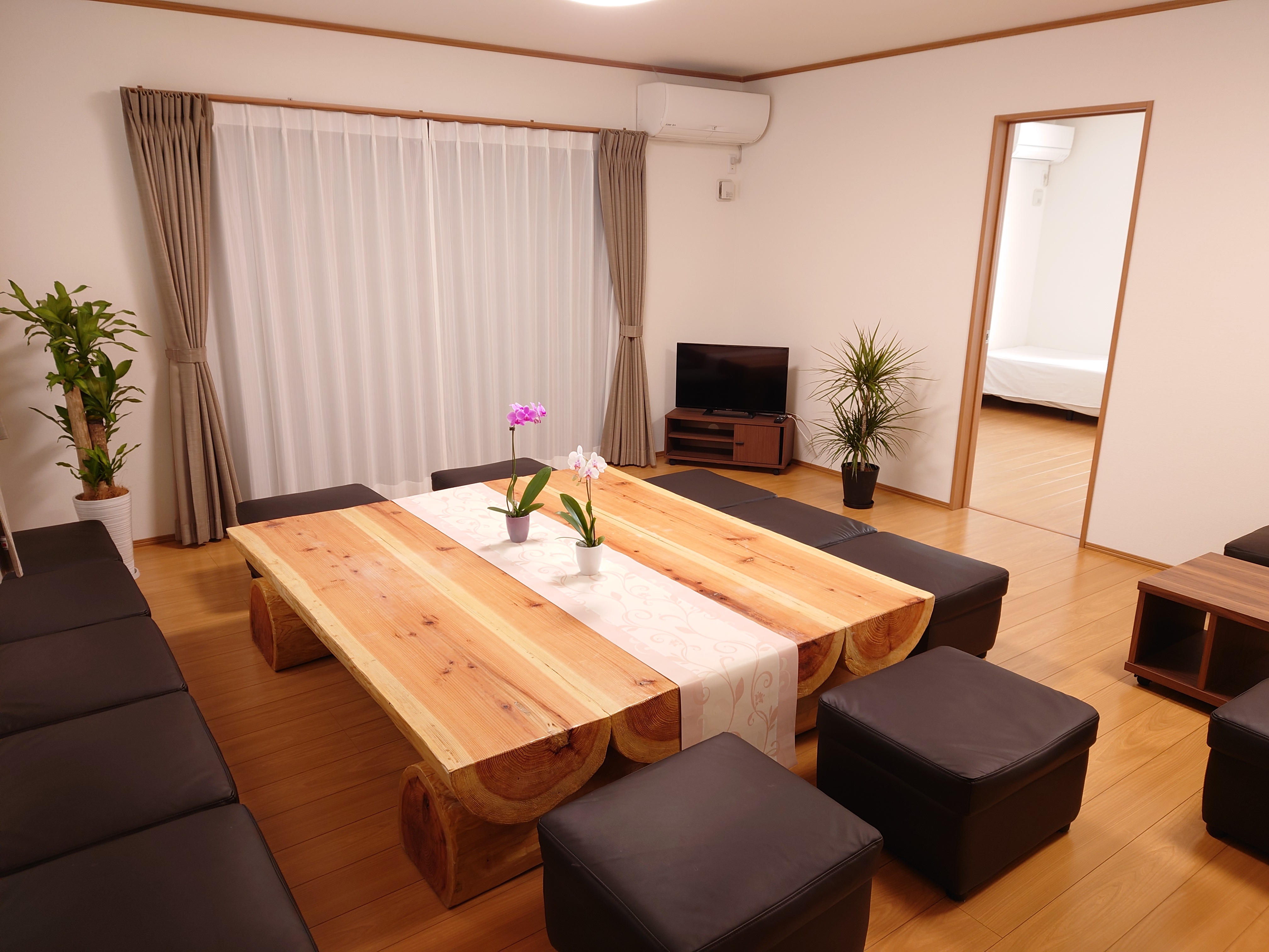 大きなテーブルをご用意いたしました。  テーブルを囲み、大家族、仲間同士で楽しいひと時をお過ごし下さい。