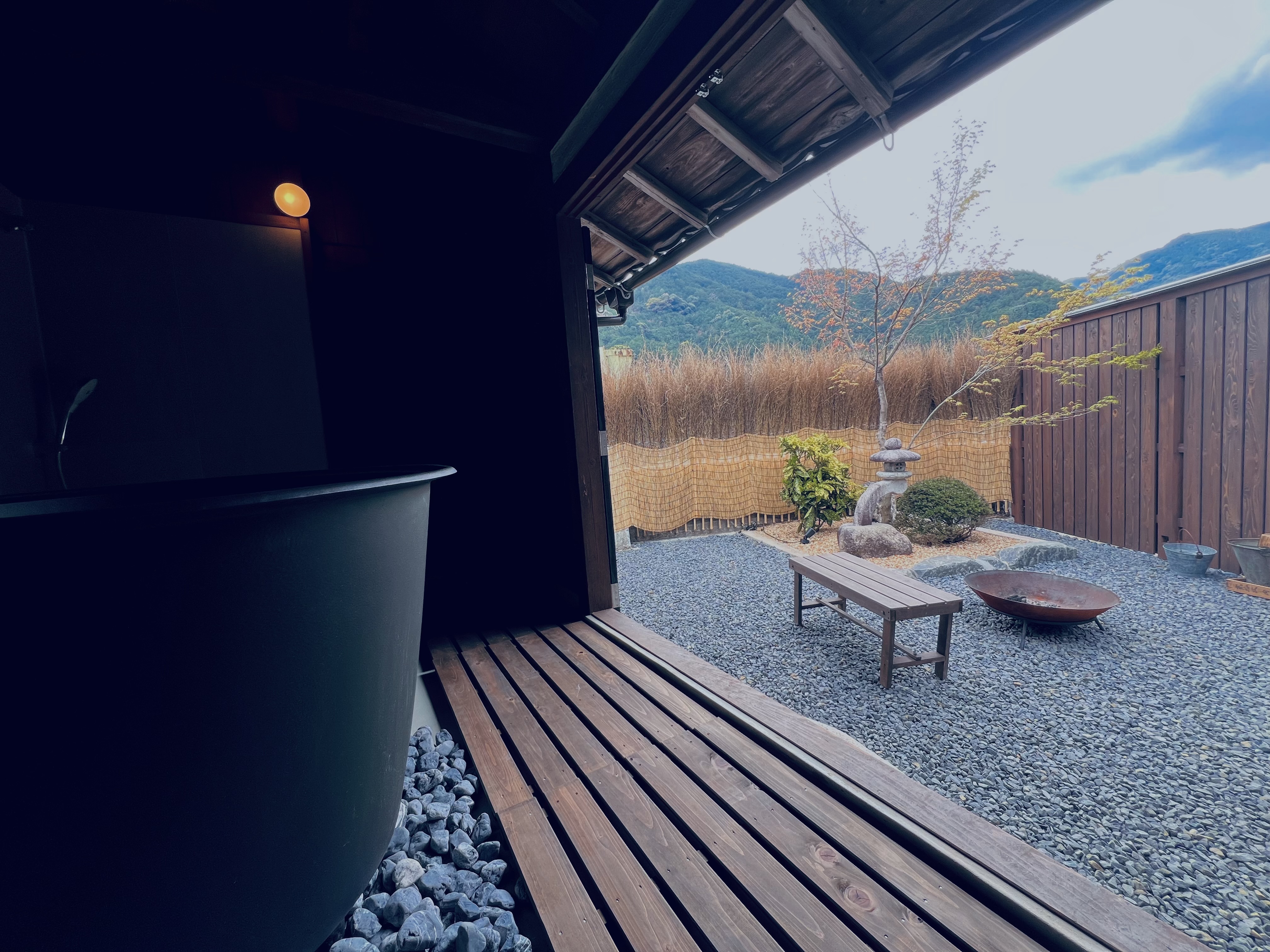 扉を開ければ、山の景色と澄んだ空気に包まれ、心までほぐれるひとときが待っています。