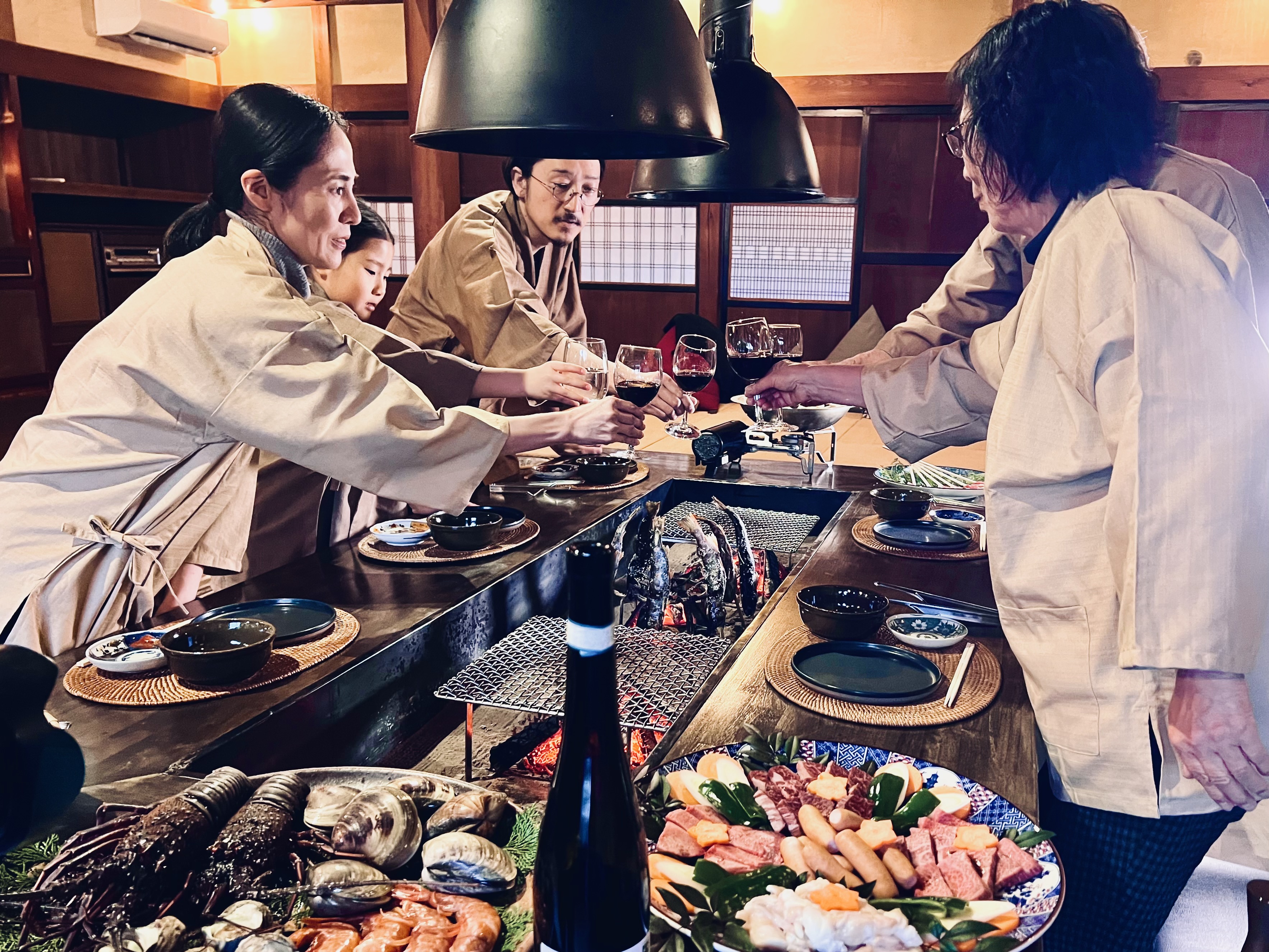 大切なご家族やご友人と、囲炉裏を囲んで。 地元の食材を味わいながら、心あたたまる特別なひとときをお過ごしいただけます。