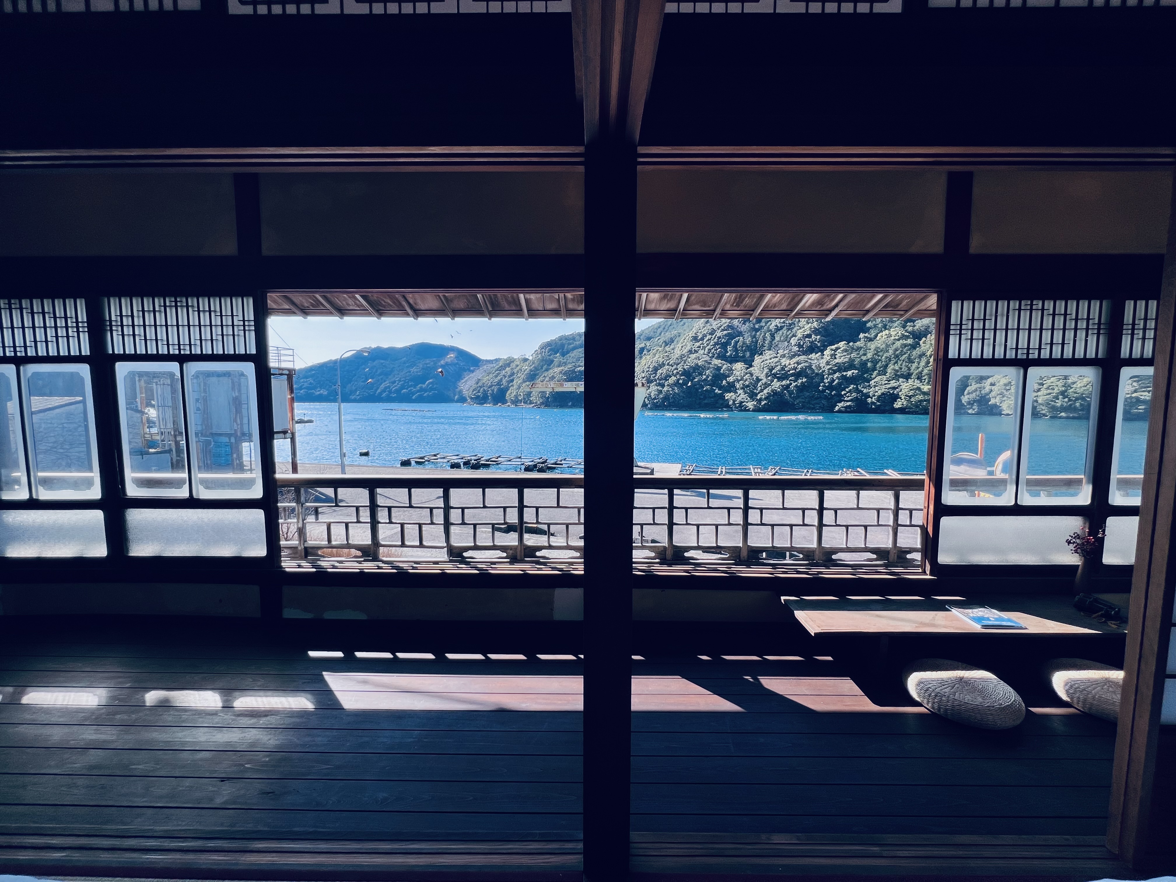 二階から望む、海と山の絶景。何もせず、ただこの眺めに浸るひととき。