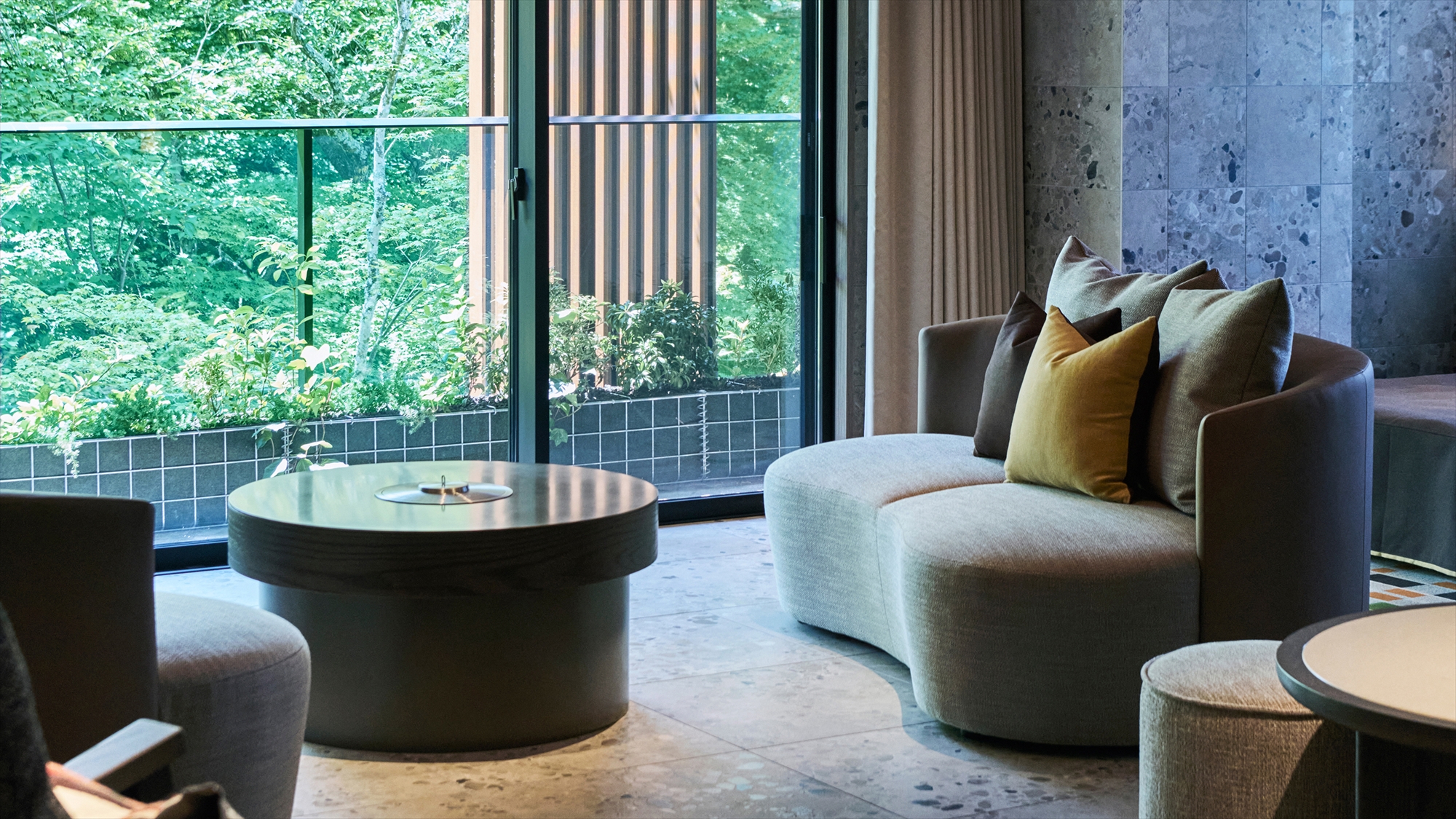 プレミアコーナースイート｜92平米｜季節の美を閉じ込めた、暖炉付インナーバルコニーの贅沢