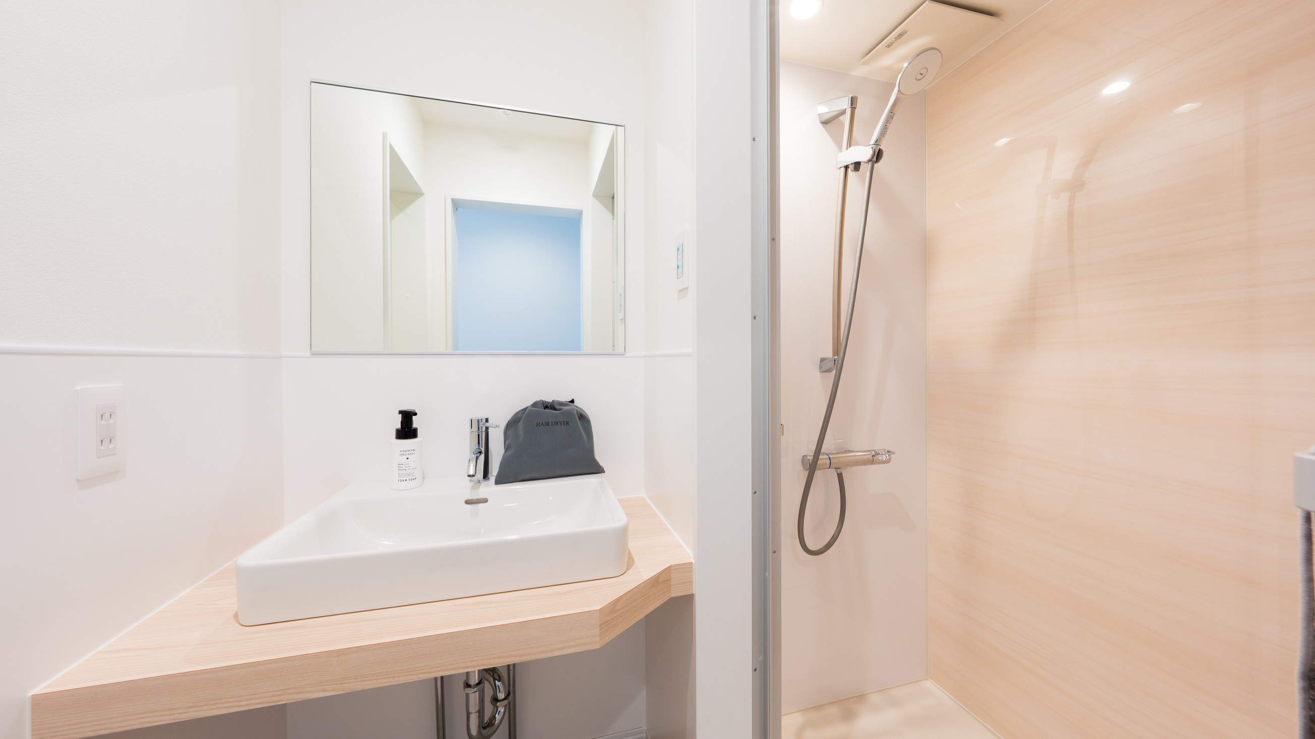 ダブルルーム《シャワールーム／洗面台》