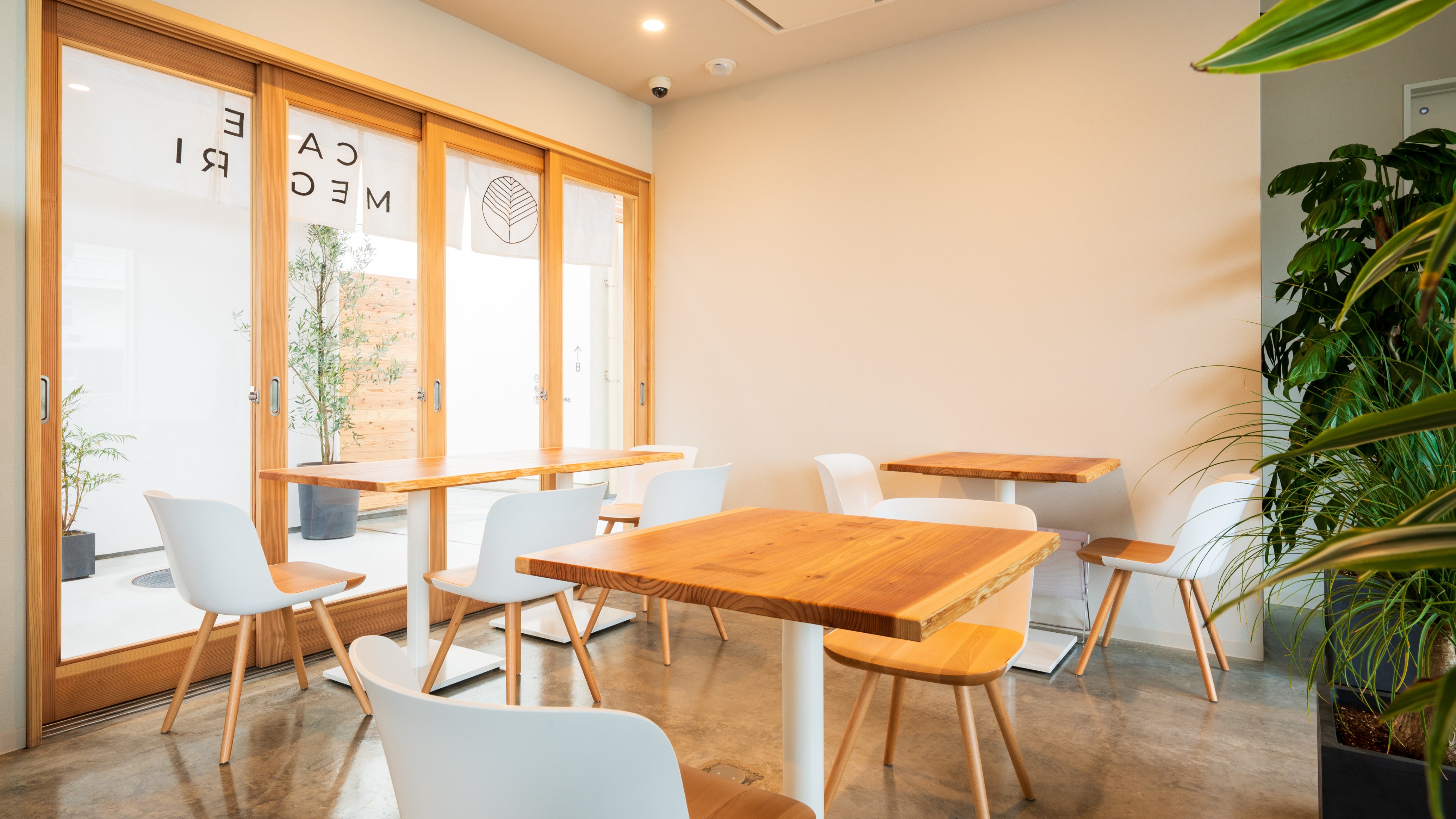 明るい雰囲気のカフェは仕事のブレイクタイムにもおすすめです。