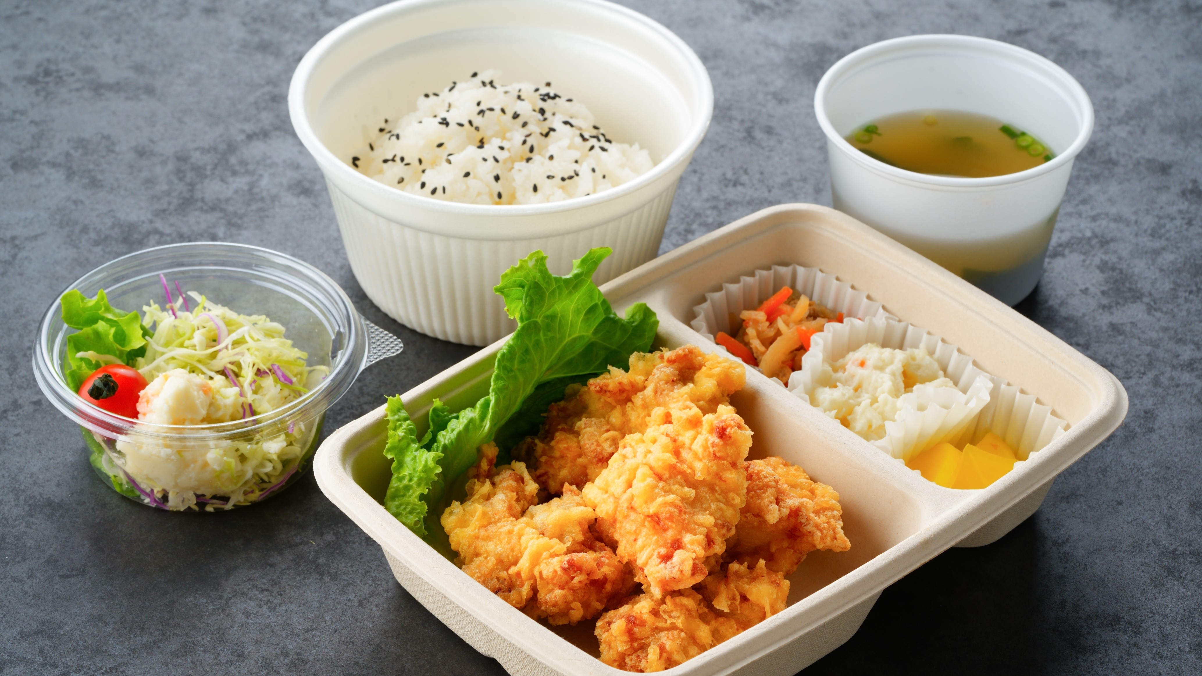 ご夕食は日替わりでご提供しております（からあげ、とり天など）