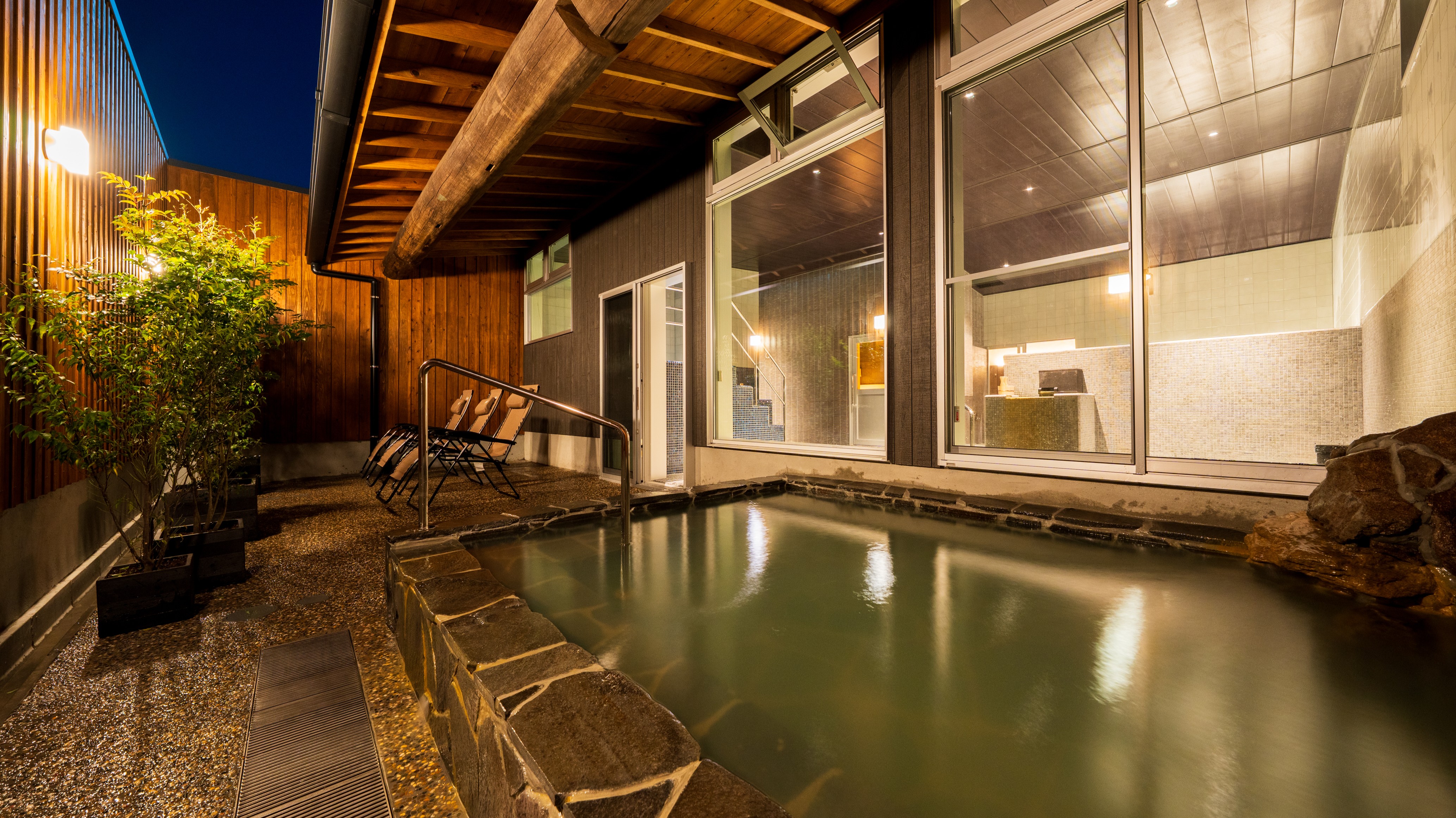 夜の露天風呂／男湯