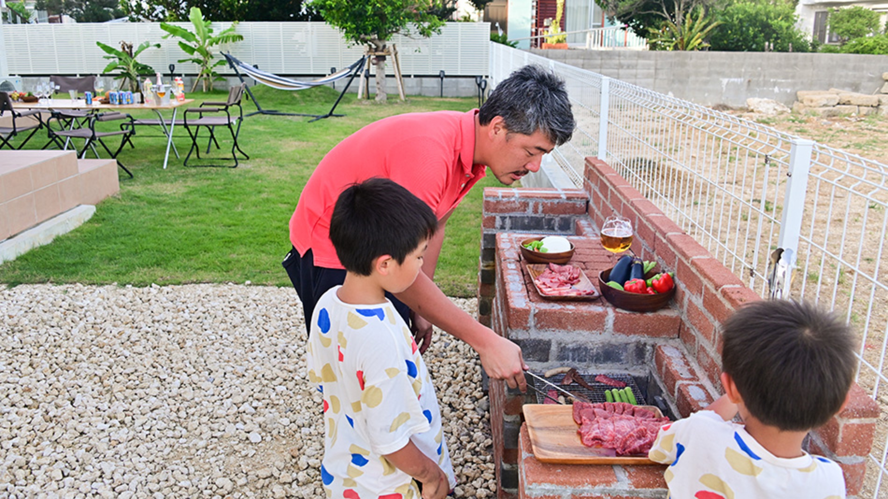 広々とした庭で家族でバーベキュー