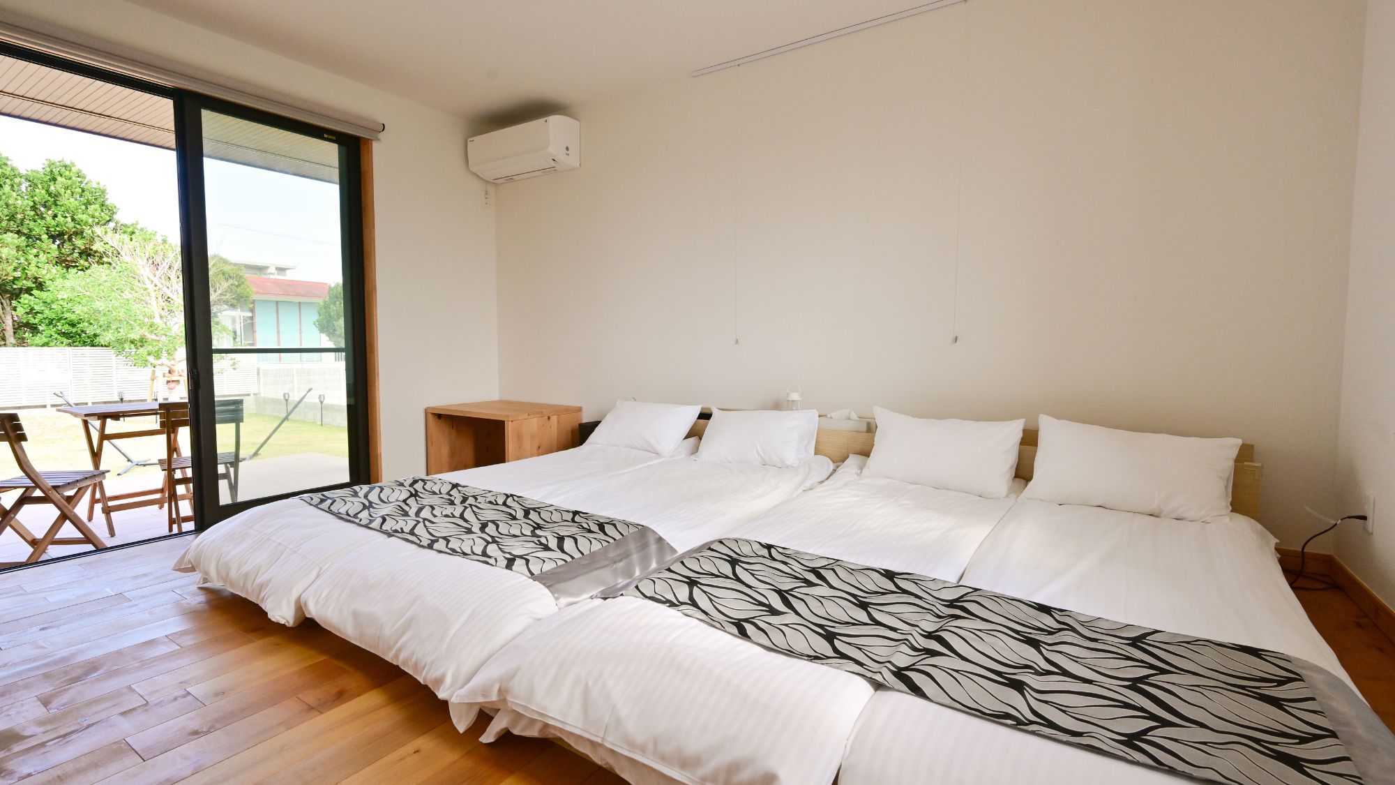 広々とした寝室。大きな窓から景色を楽しめる。