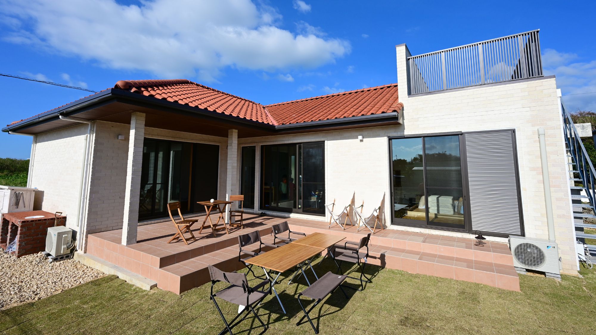 テラスでのんびり過ごせる開放的な外観デザイン。