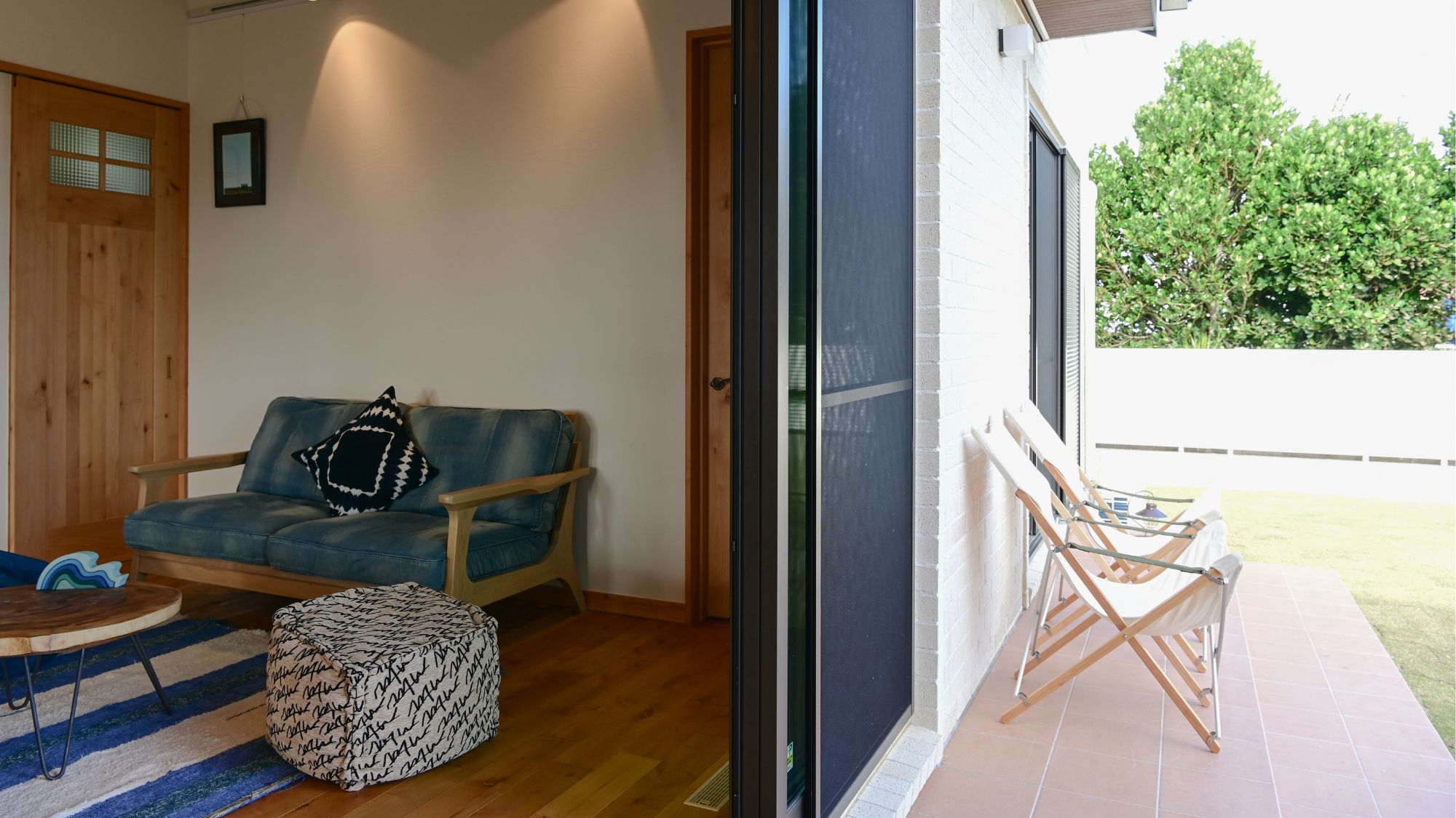 リビングから直接庭に出られる開放的な空間。