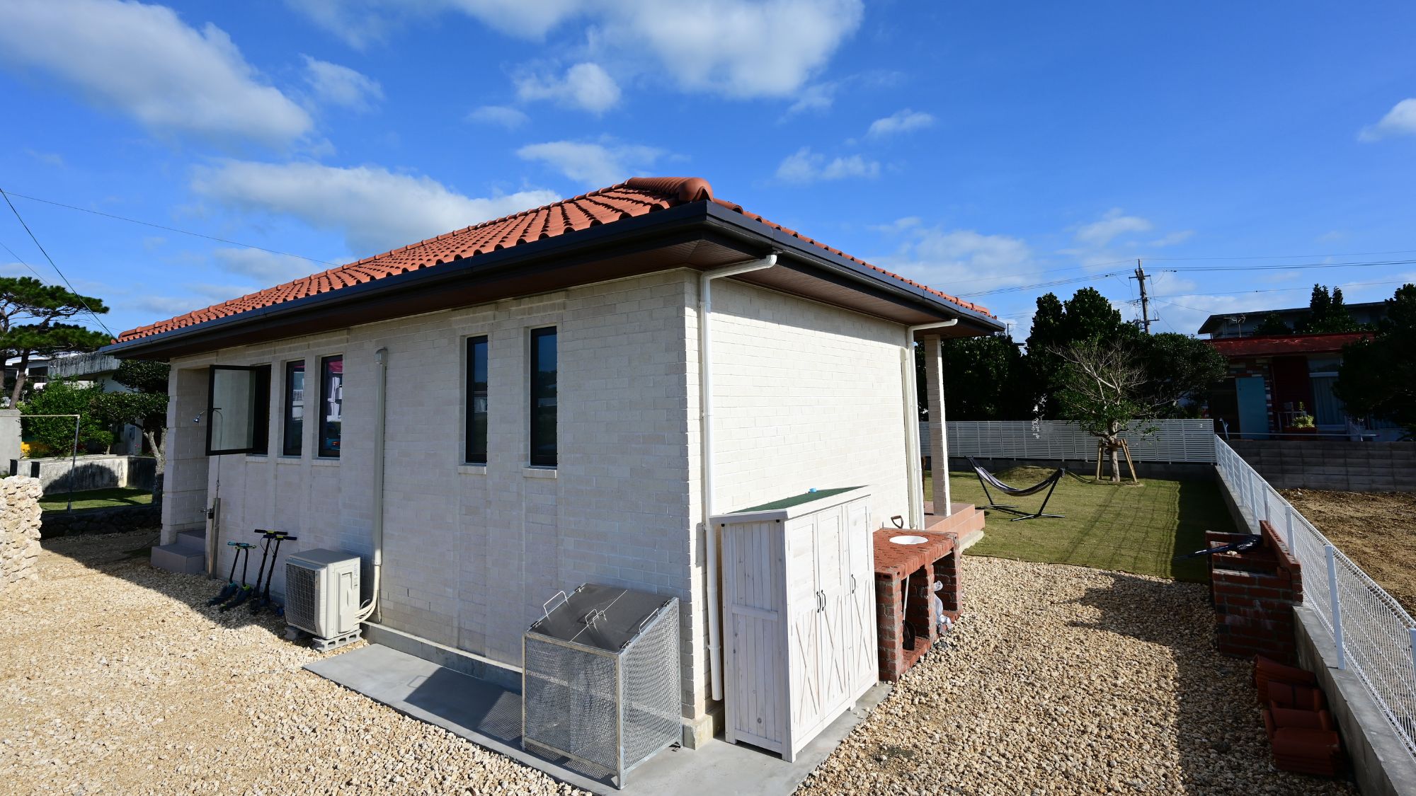 自然に溶け込むシンプルで美しい建物デザイン。